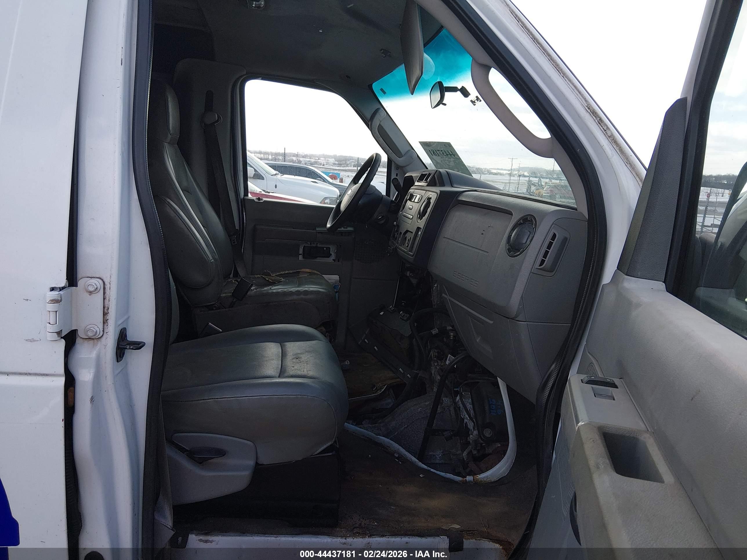 FORD E-250 image 5