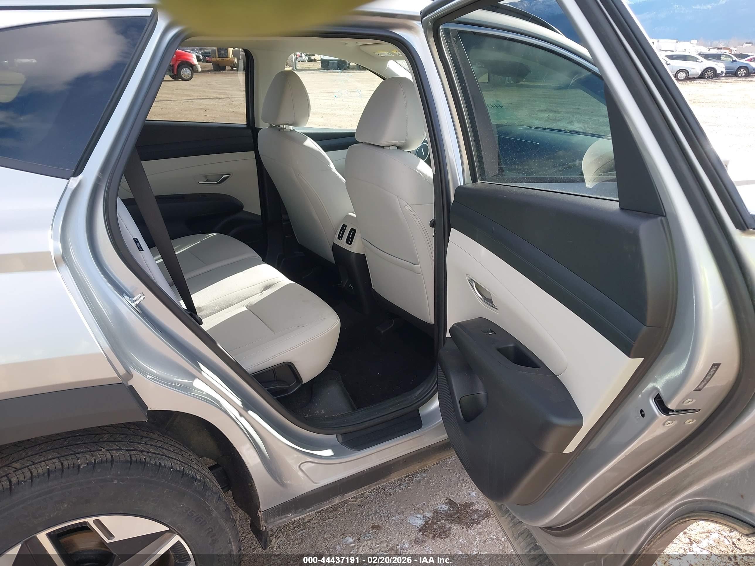 HYUNDAI TUCSON image 8