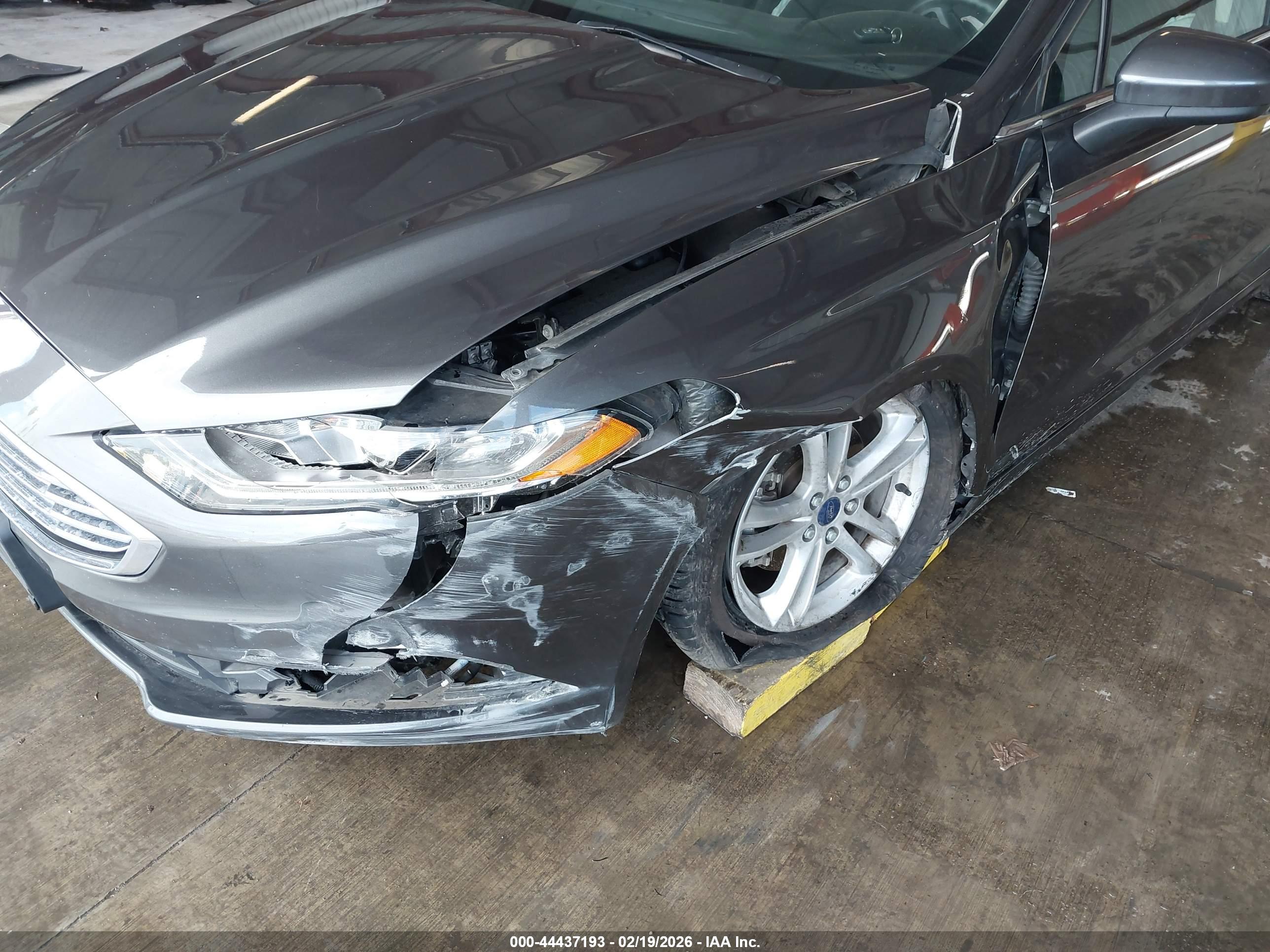 FORD FUSION image 6