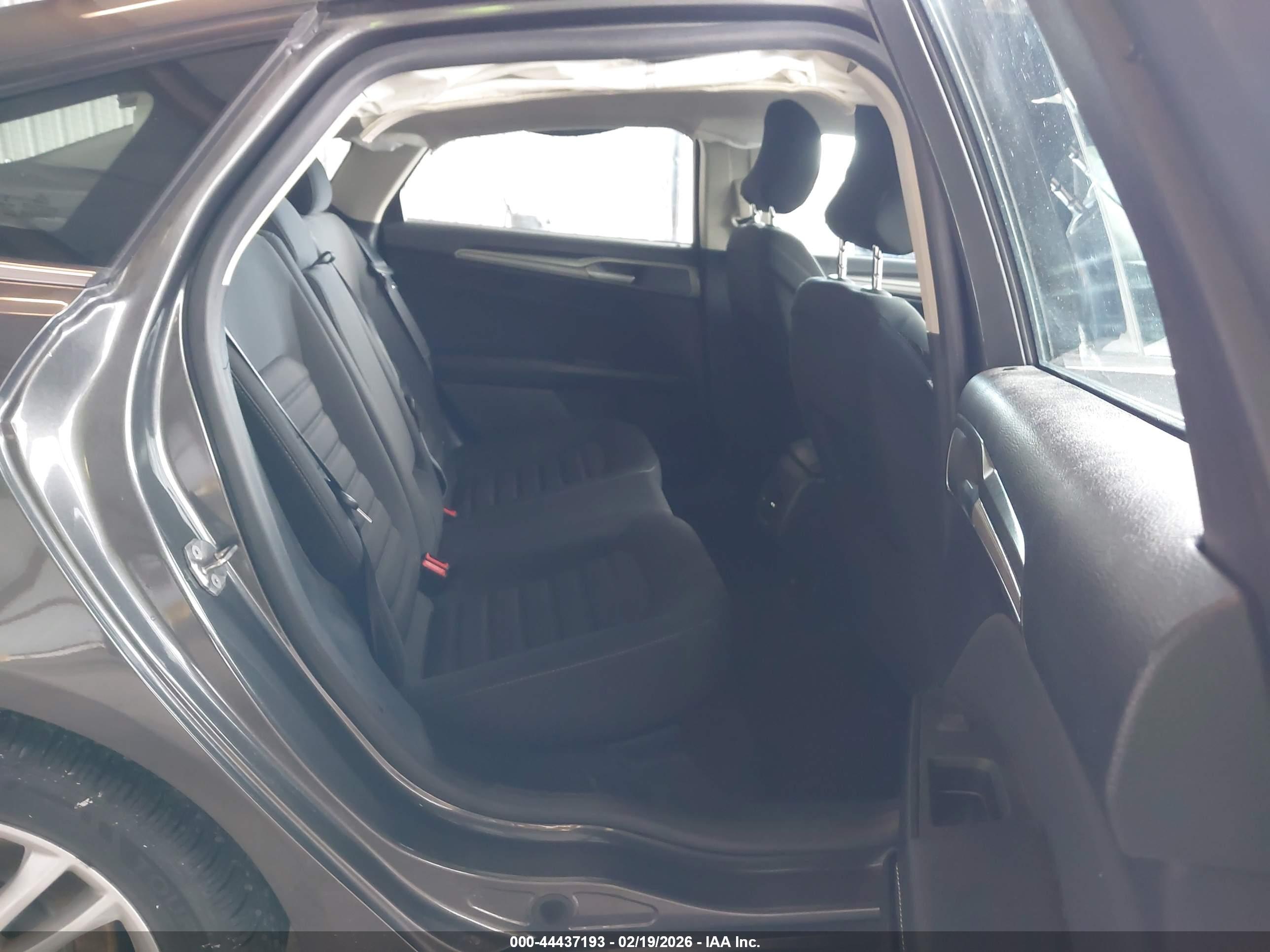 FORD FUSION image 8