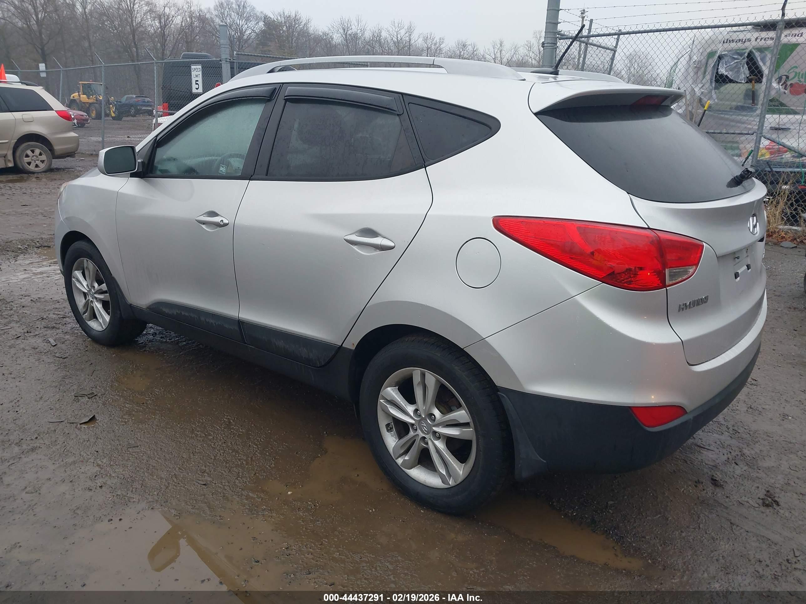 HYUNDAI TUCSON image 3