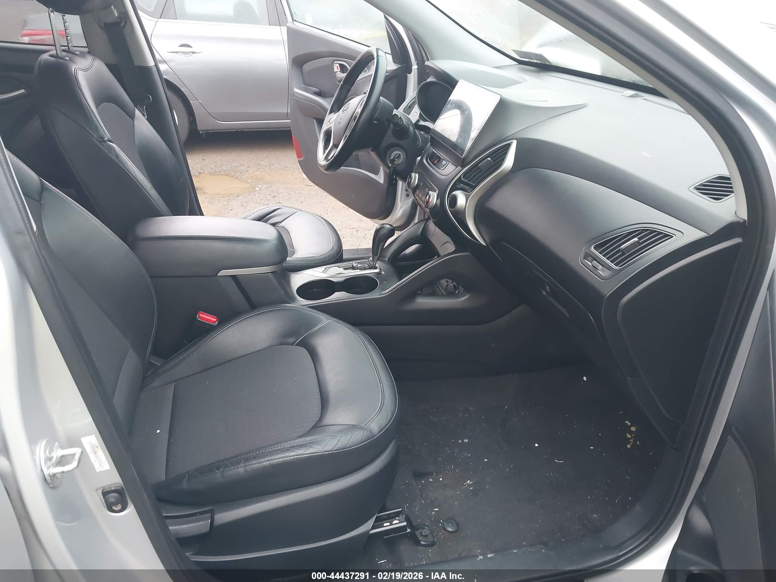 HYUNDAI TUCSON image 5