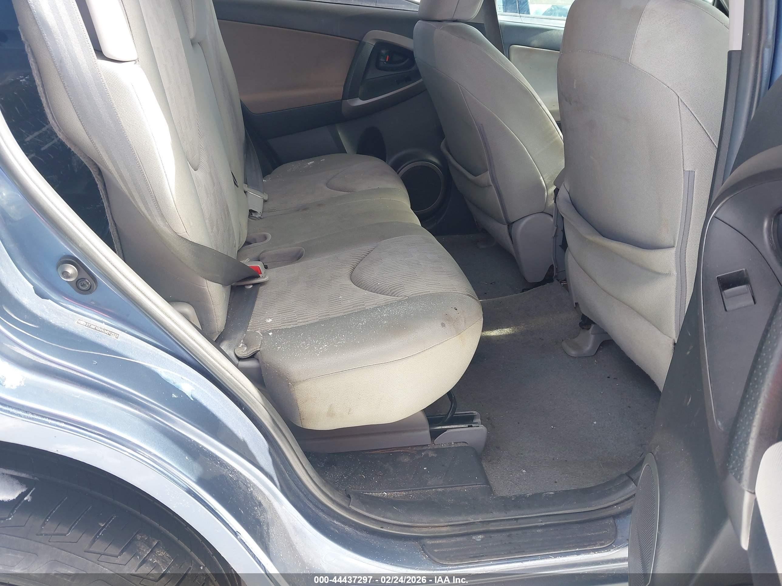 TOYOTA RAV4 image 8