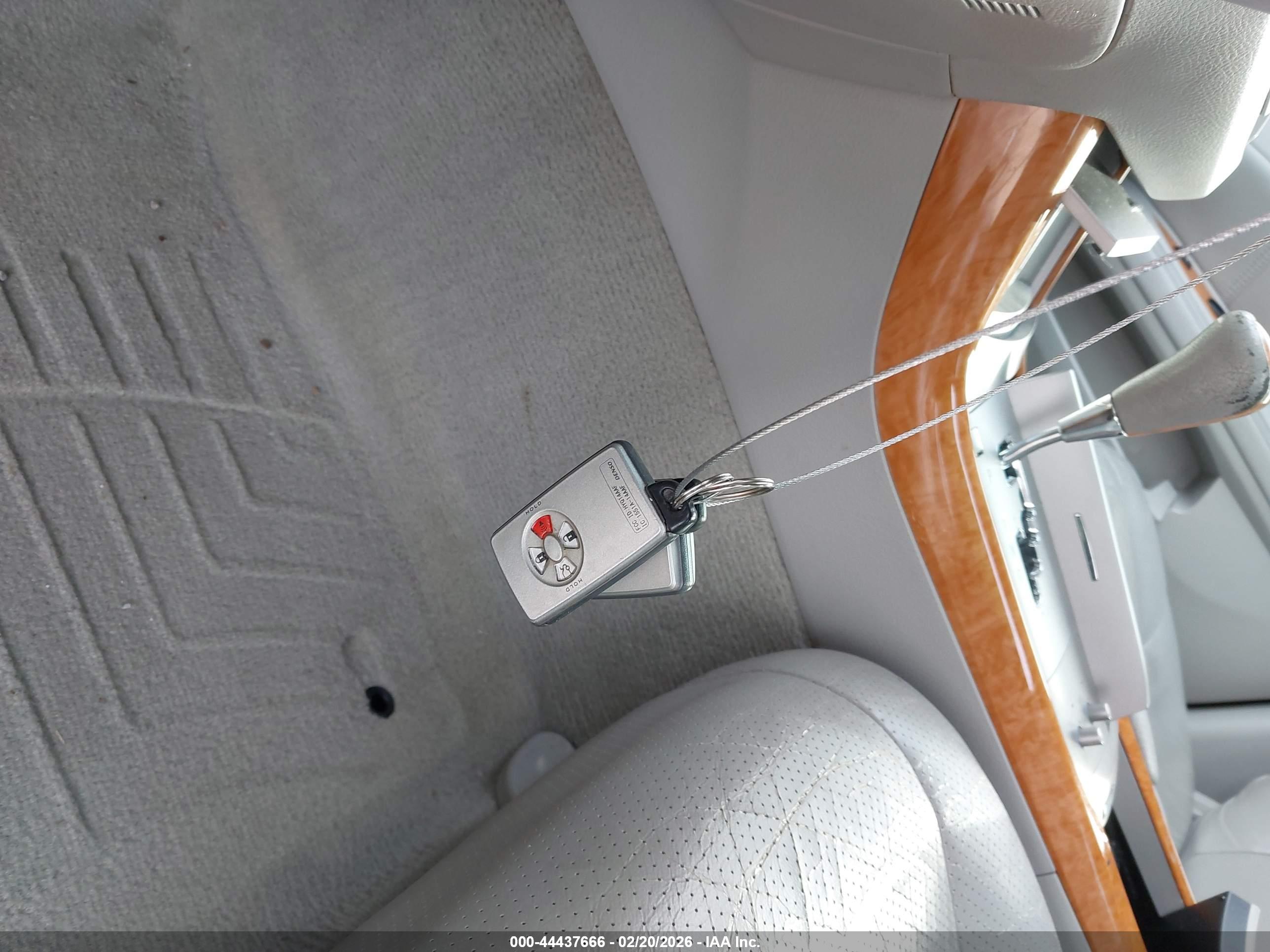 TOYOTA AVALON image 11