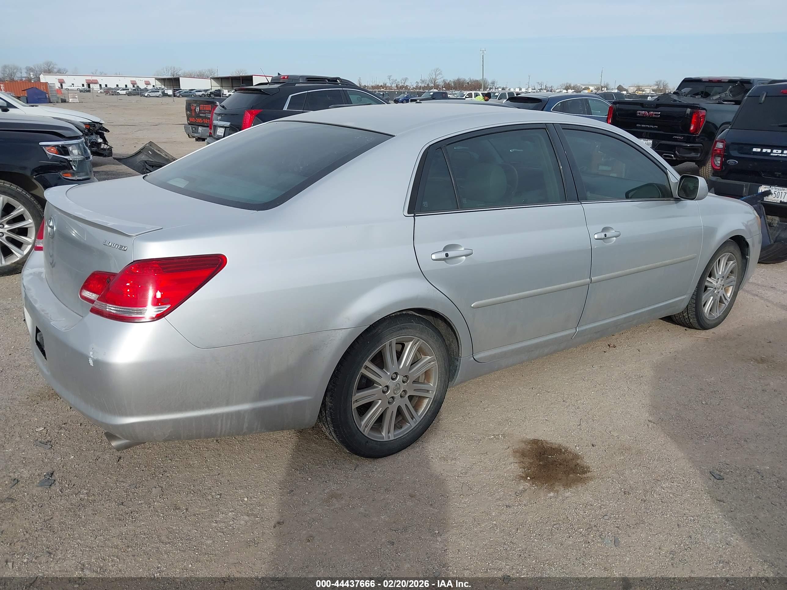 TOYOTA AVALON image 4