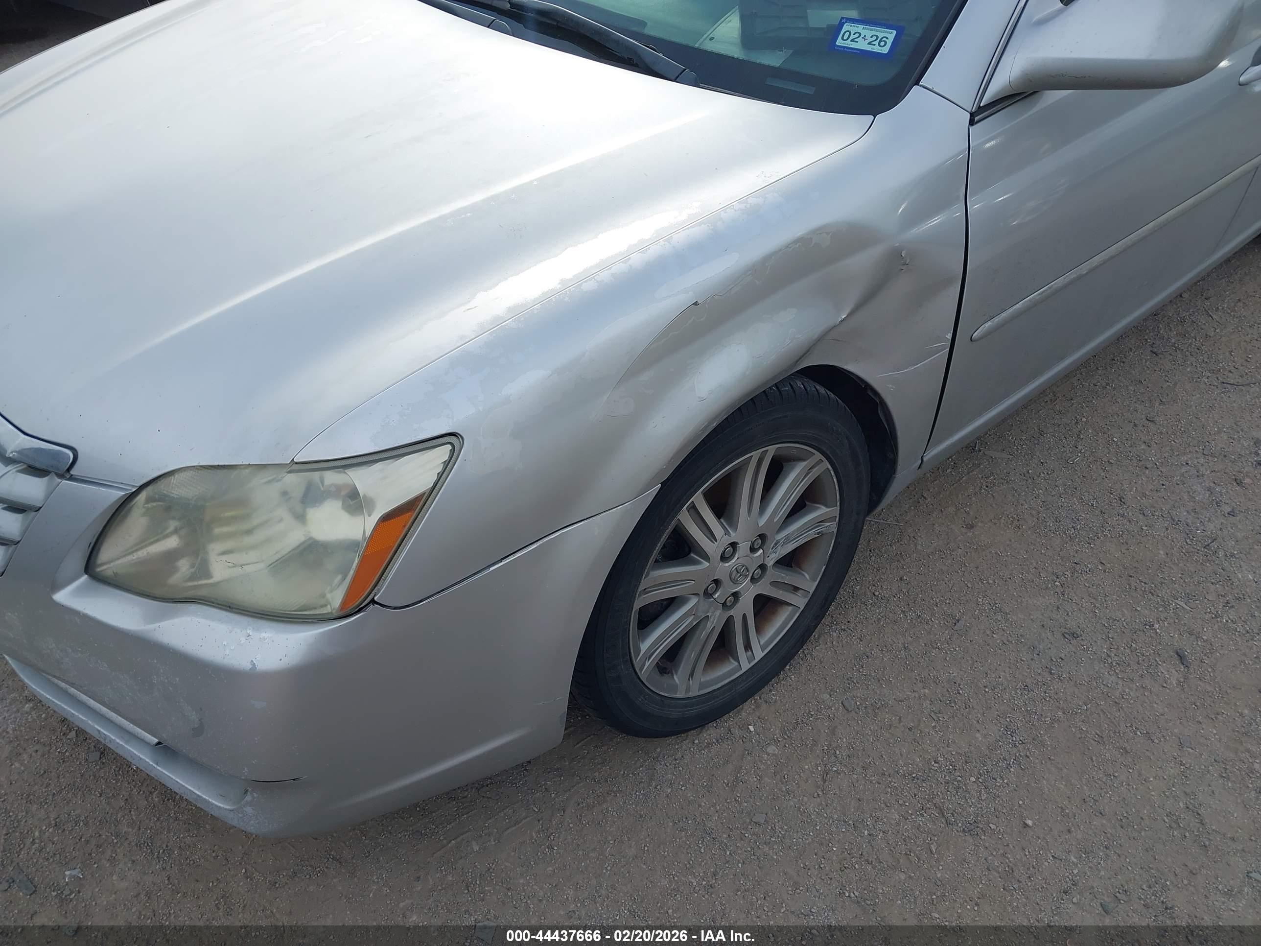 TOYOTA AVALON image 6