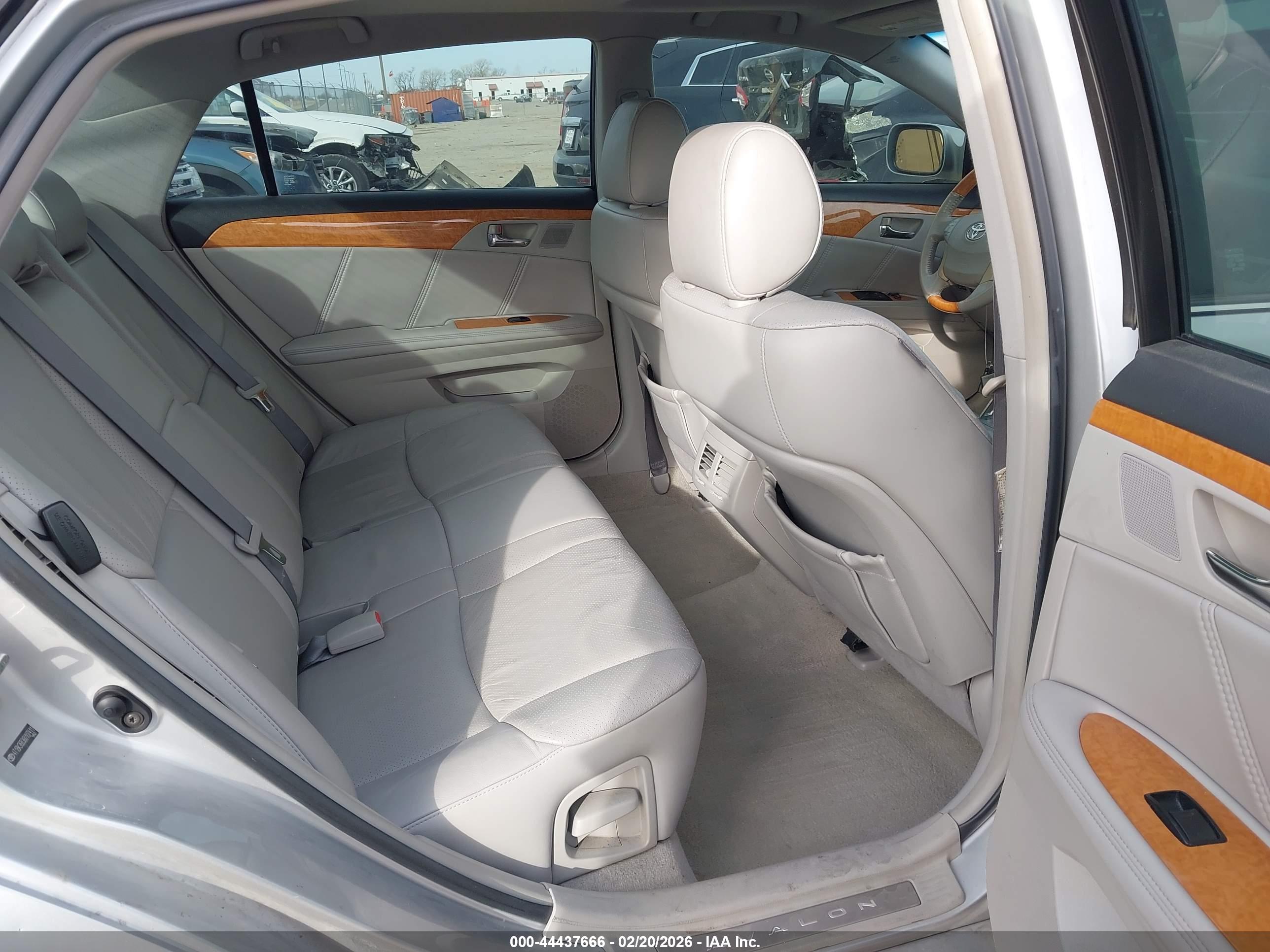 TOYOTA AVALON image 8