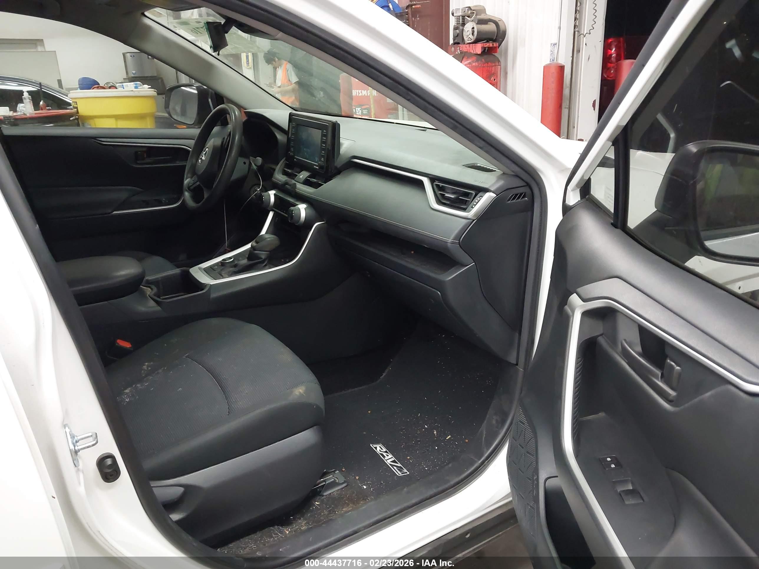 TOYOTA RAV4 image 5