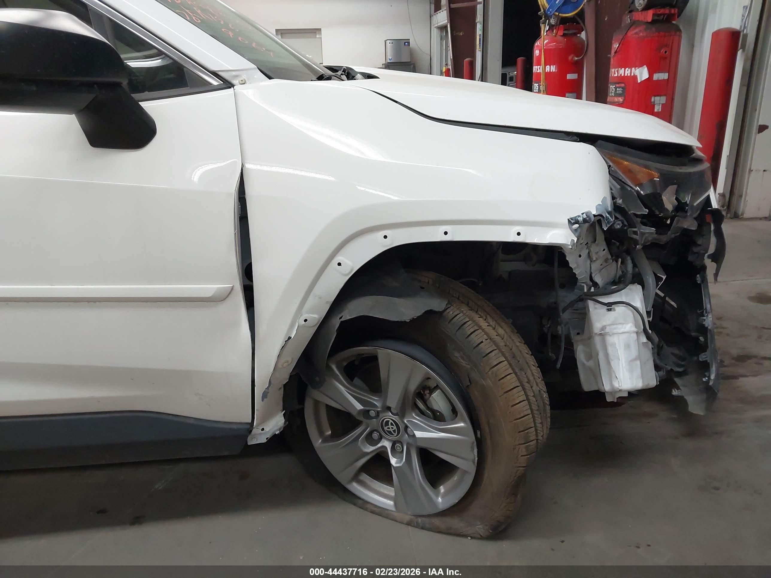 TOYOTA RAV4 image 6