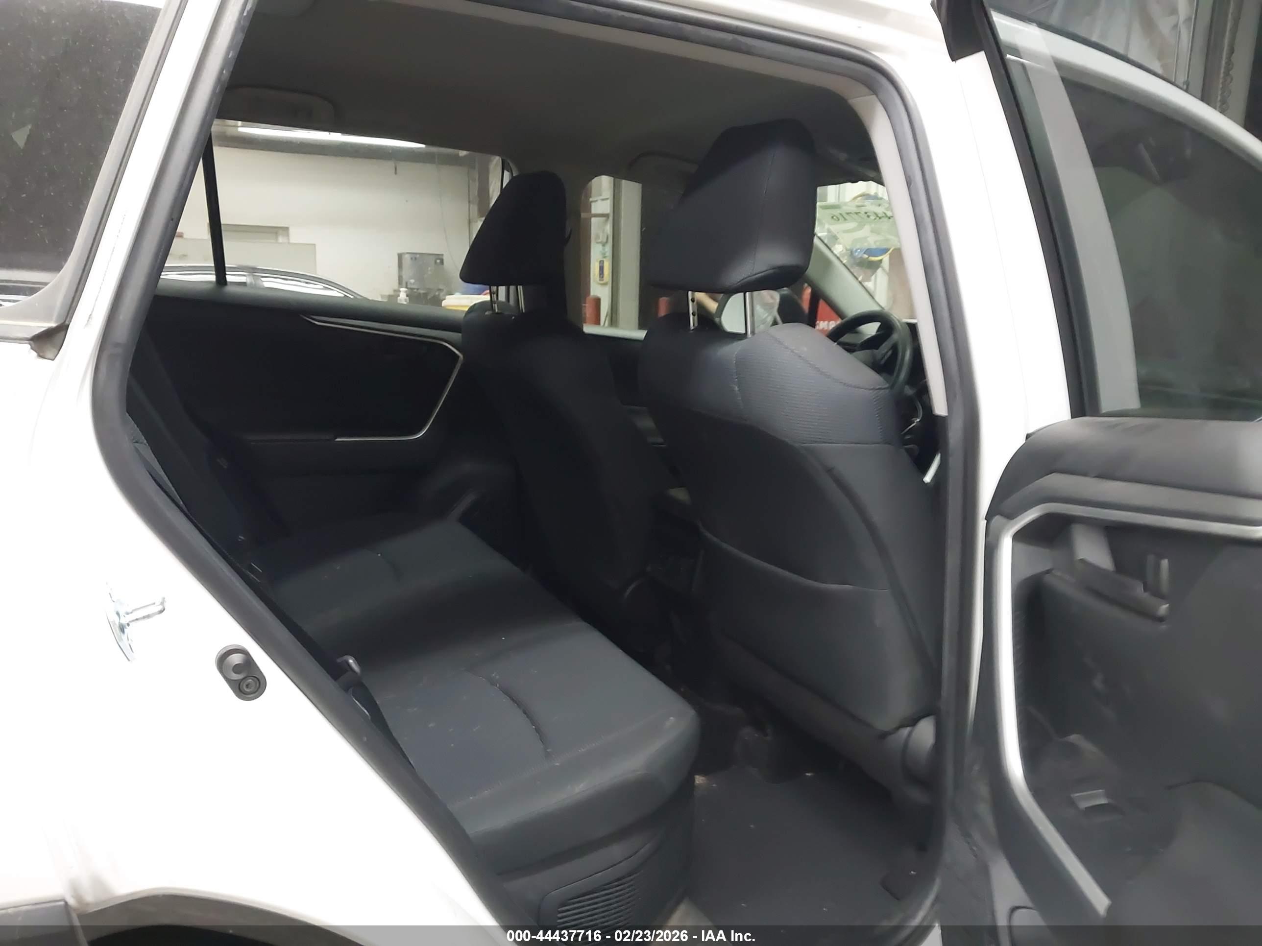 TOYOTA RAV4 image 8