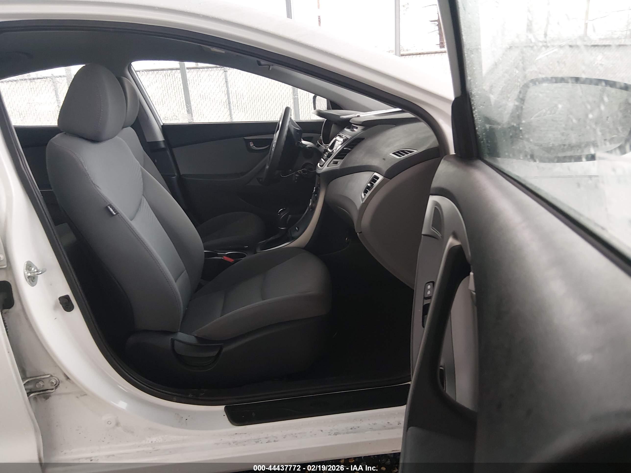 HYUNDAI ELANTRA image 5