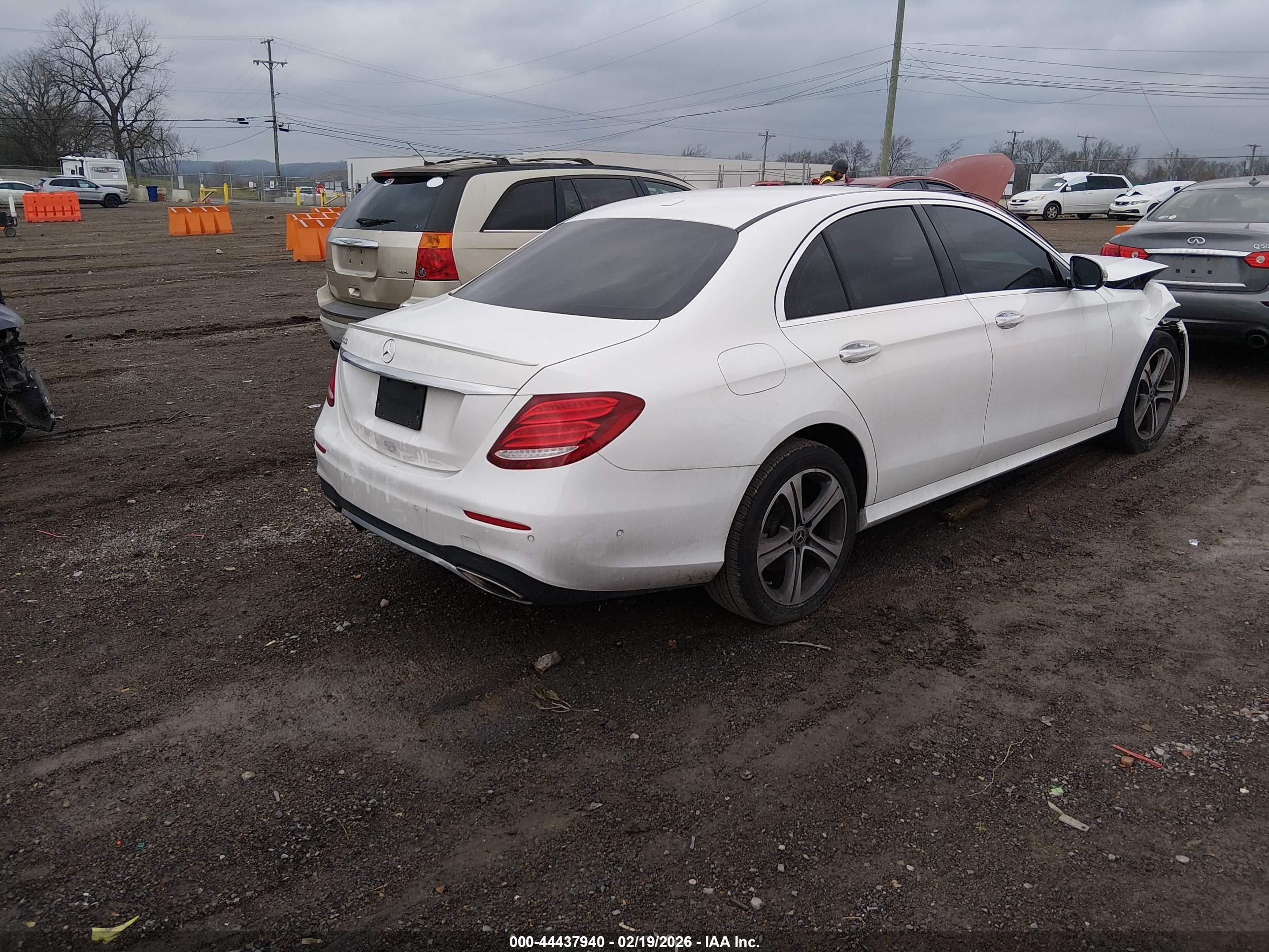 MERCEDES-BENZ E image 4