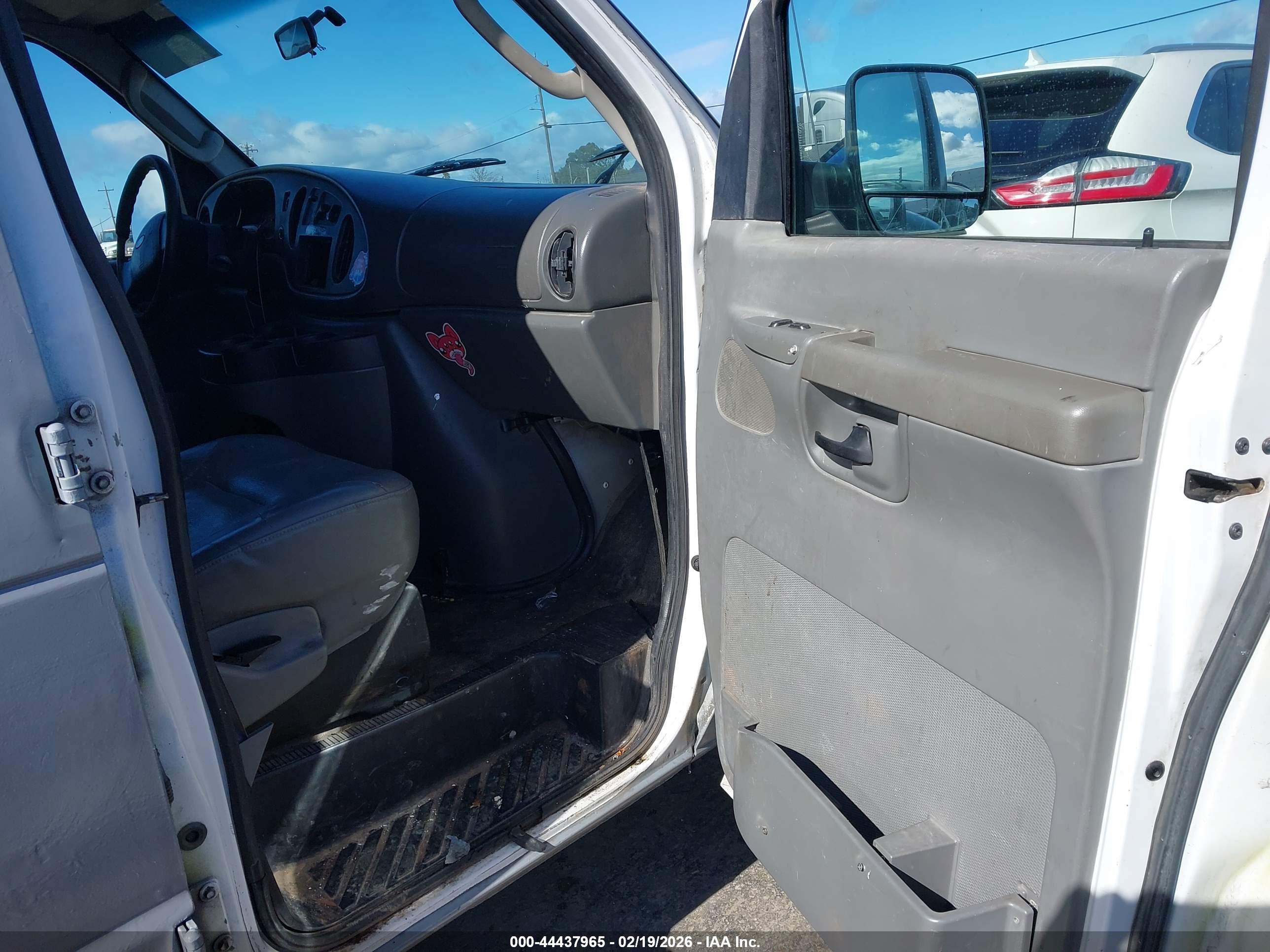 FORD E-150 image 5
