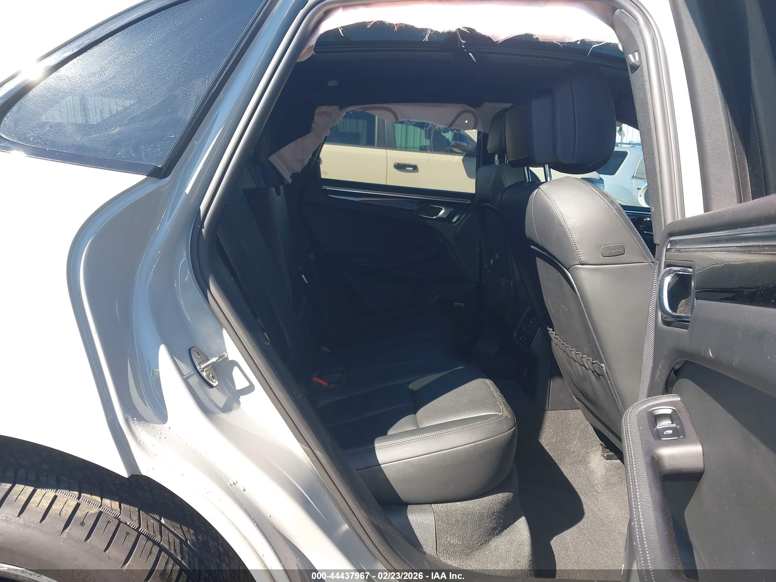 PORSCHE MACAN image 8