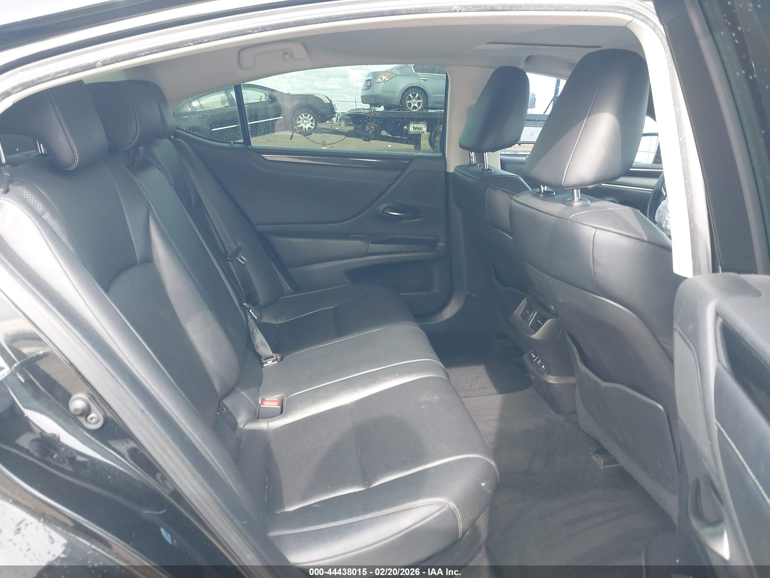LEXUS ES image 8