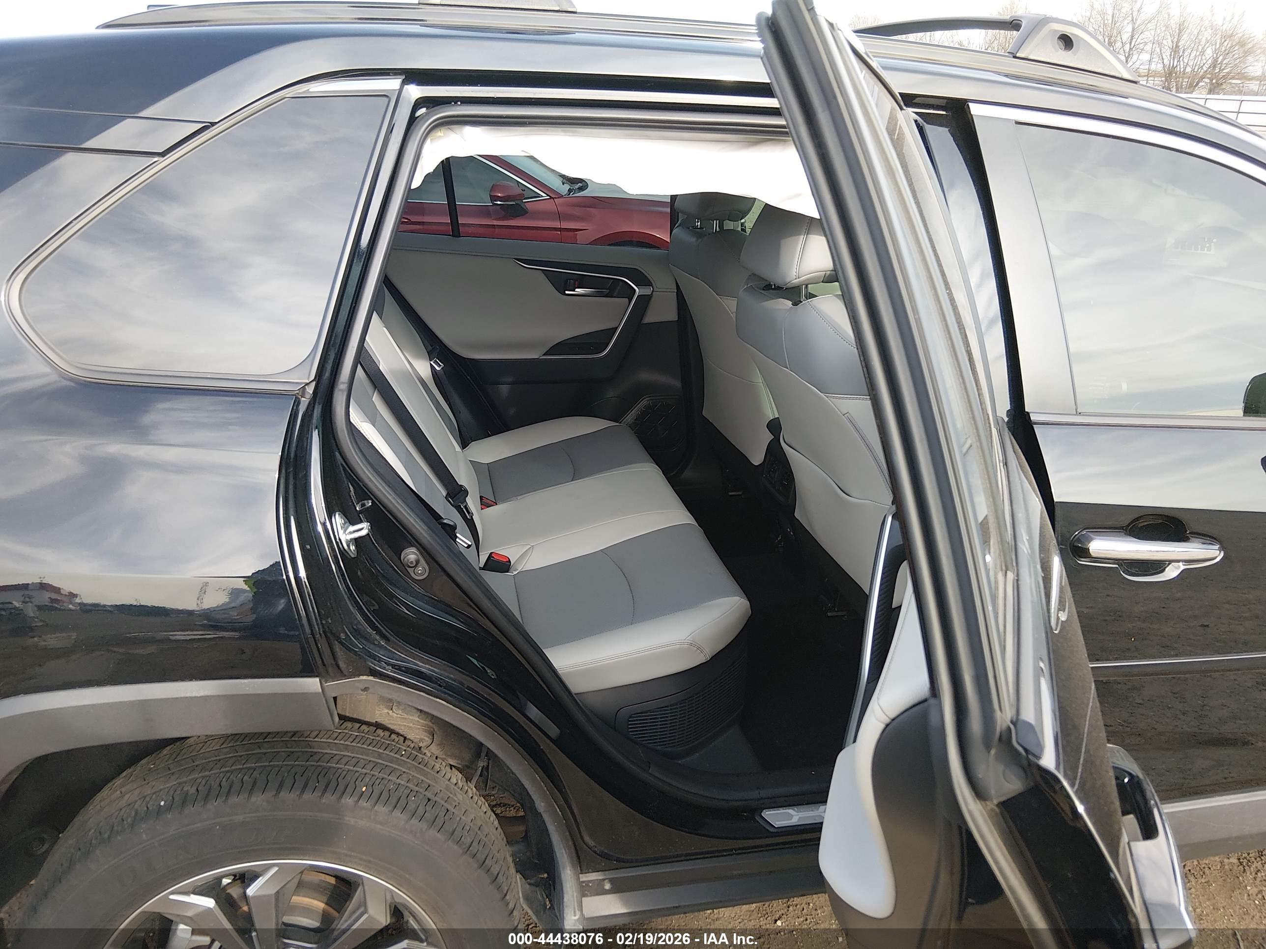 TOYOTA RAV4 image 8