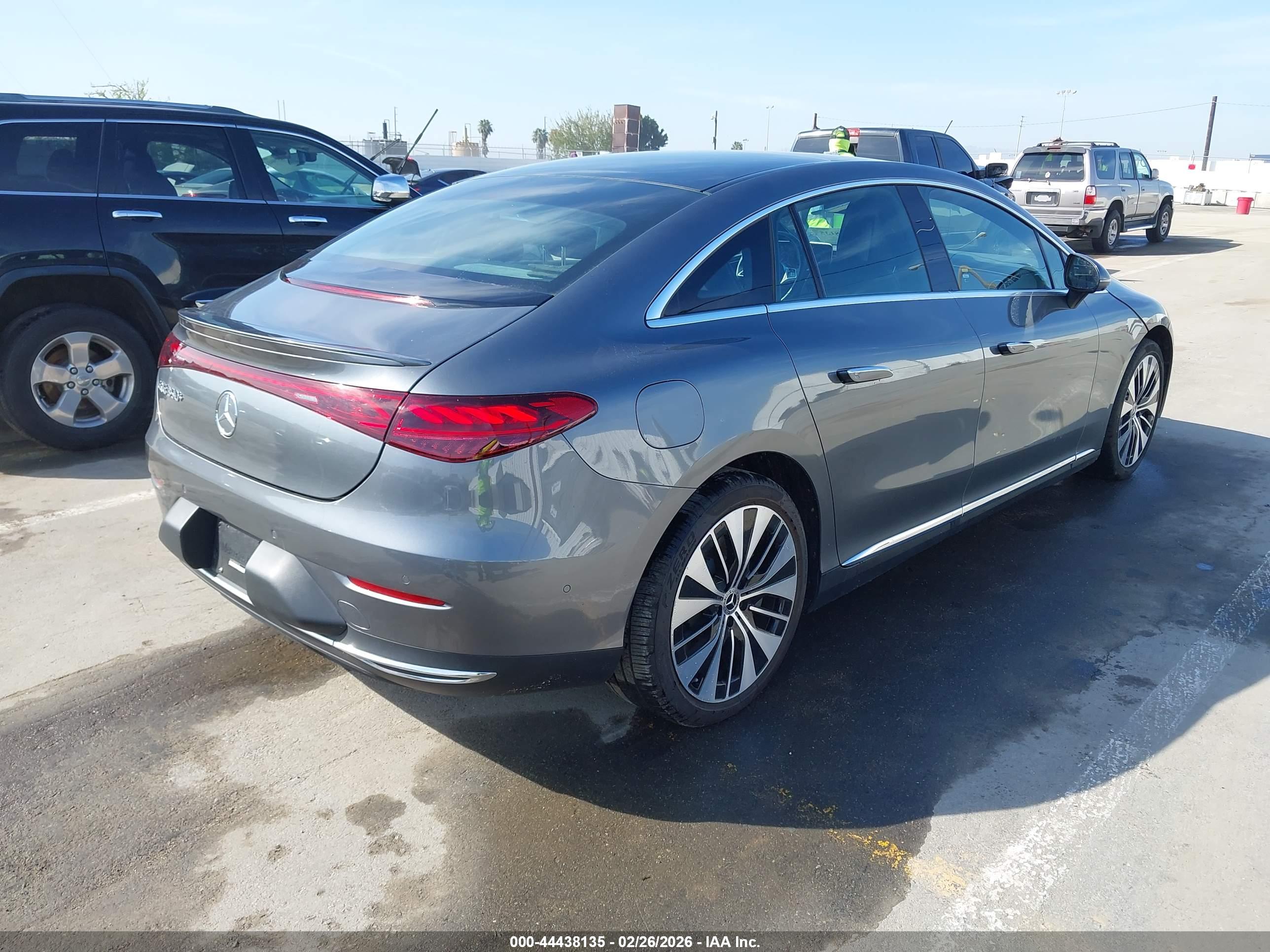MERCEDES-BENZ EQE image 4