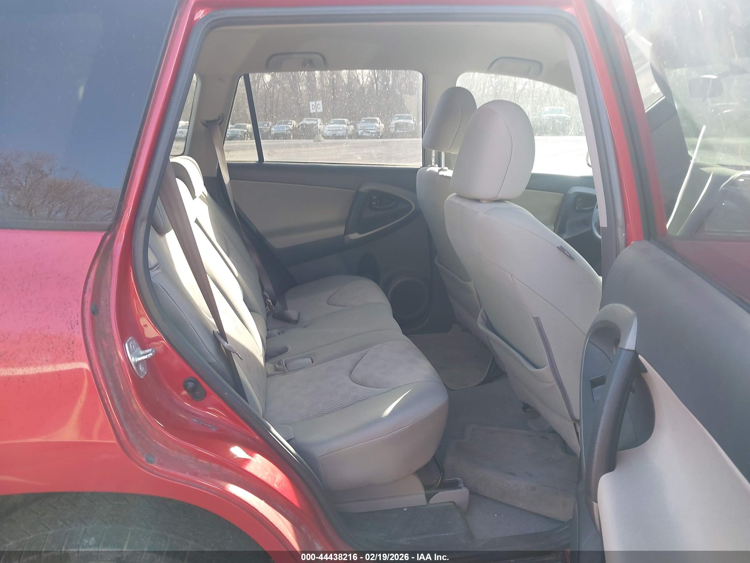 TOYOTA RAV4 image 8