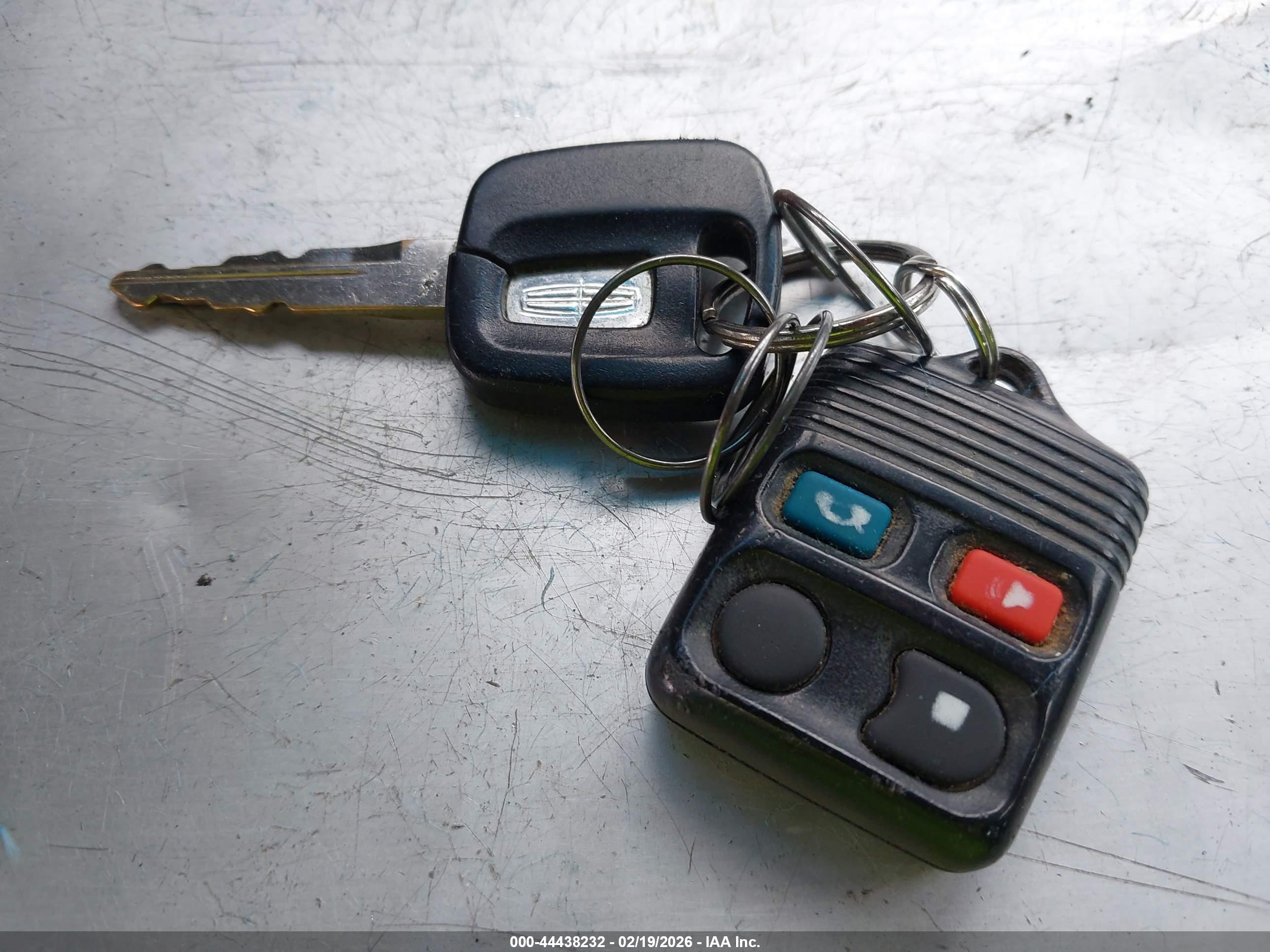 LINCOLN TOWN image 11