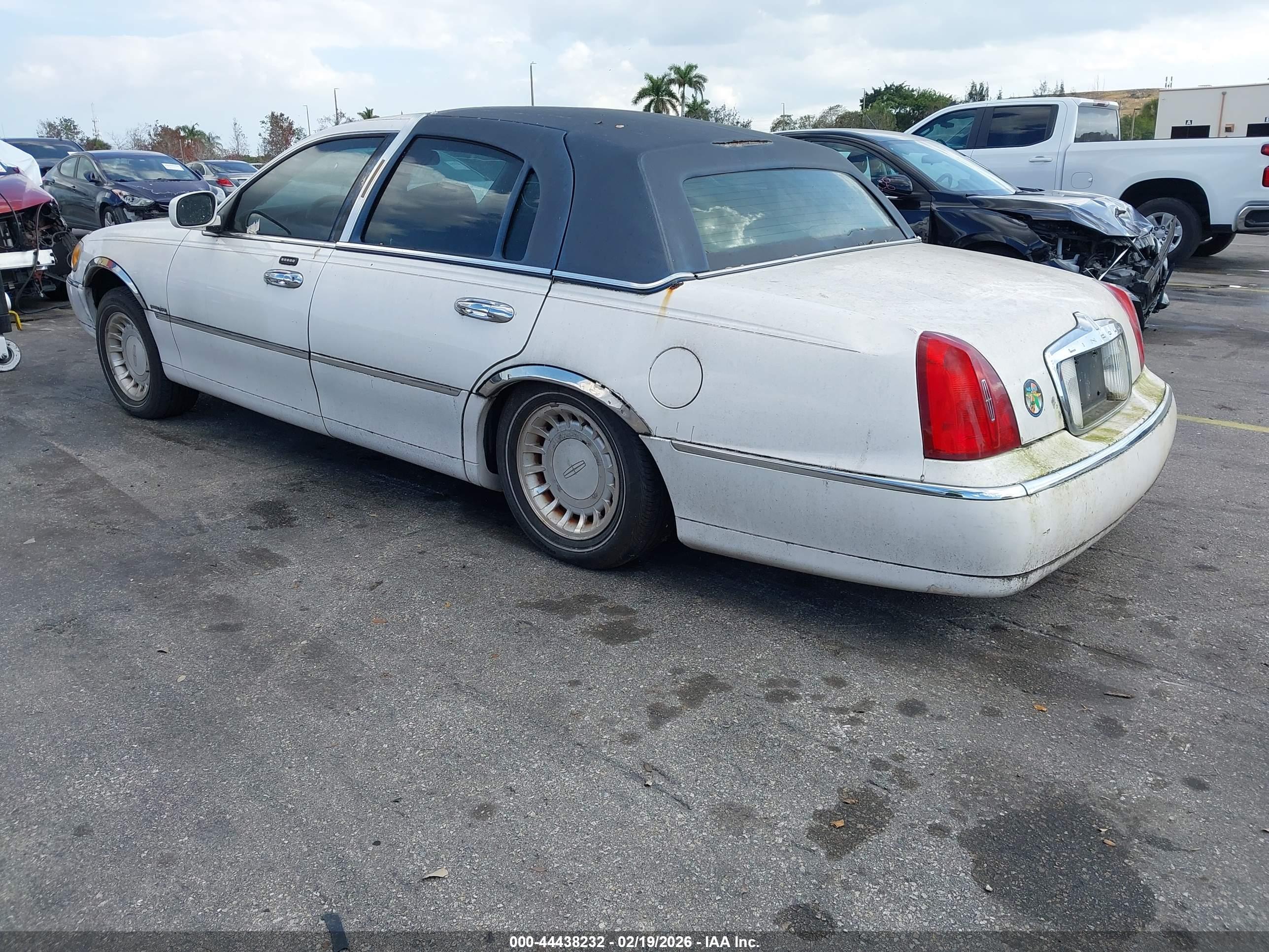 LINCOLN TOWN image 3