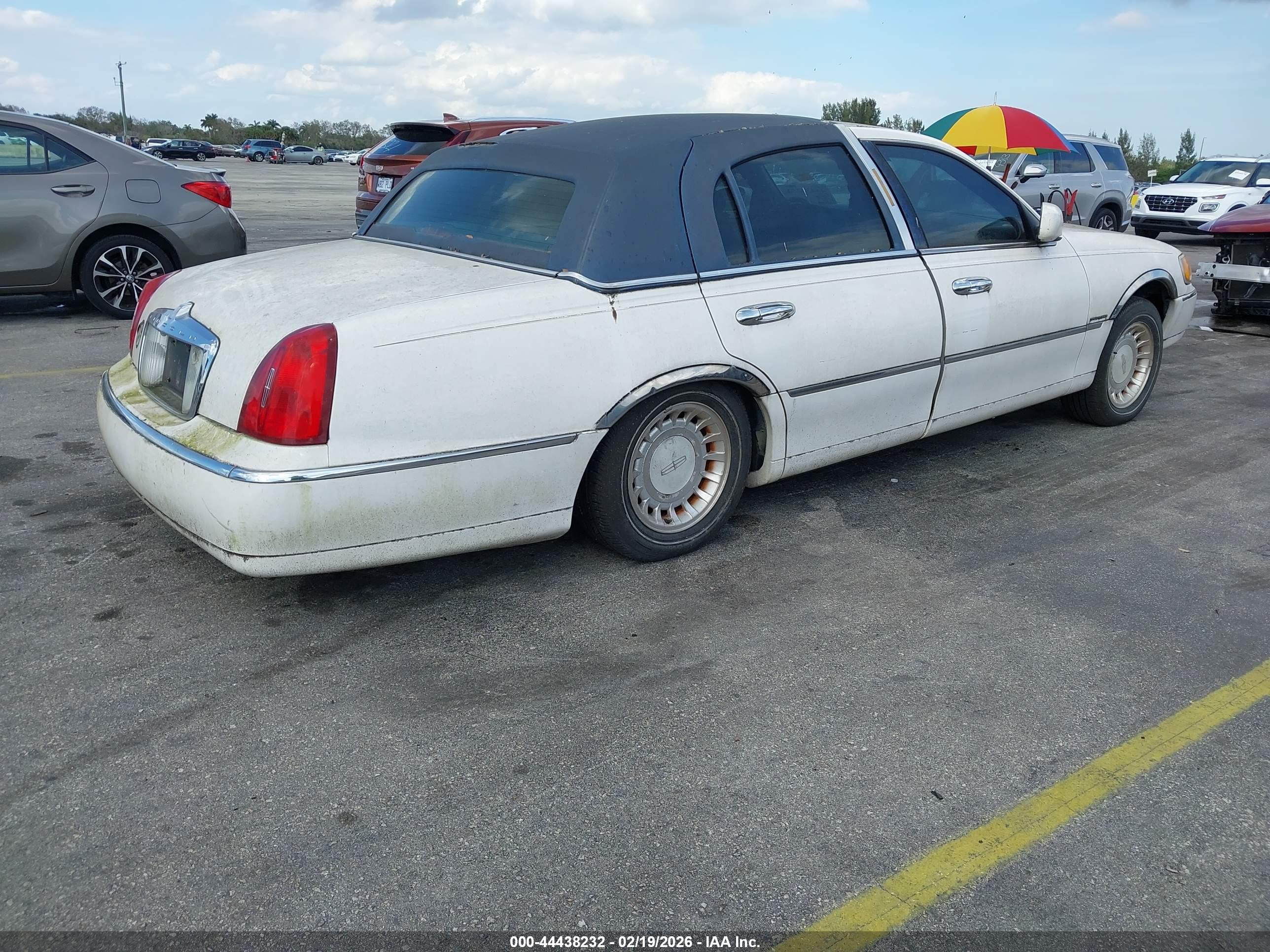 LINCOLN TOWN image 4