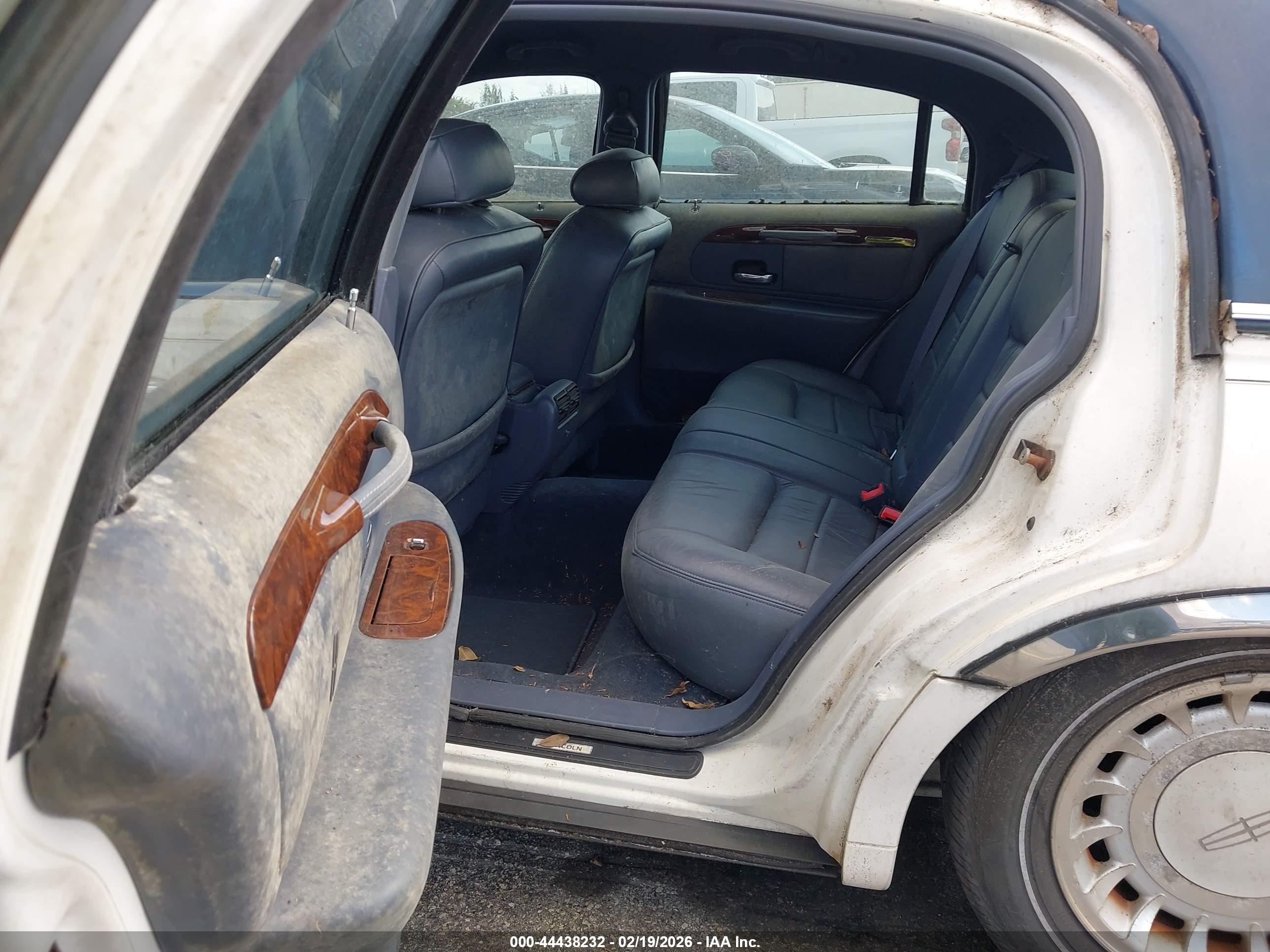 LINCOLN TOWN image 8