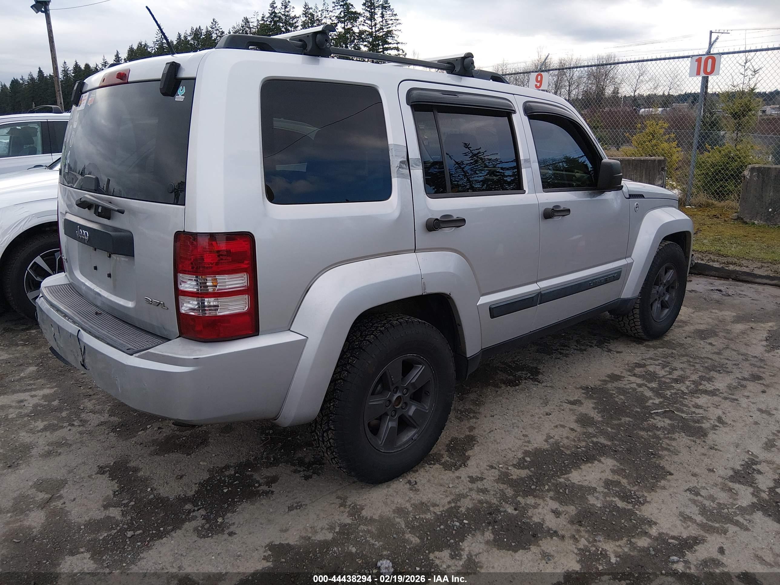 JEEP LIBERTY image 4
