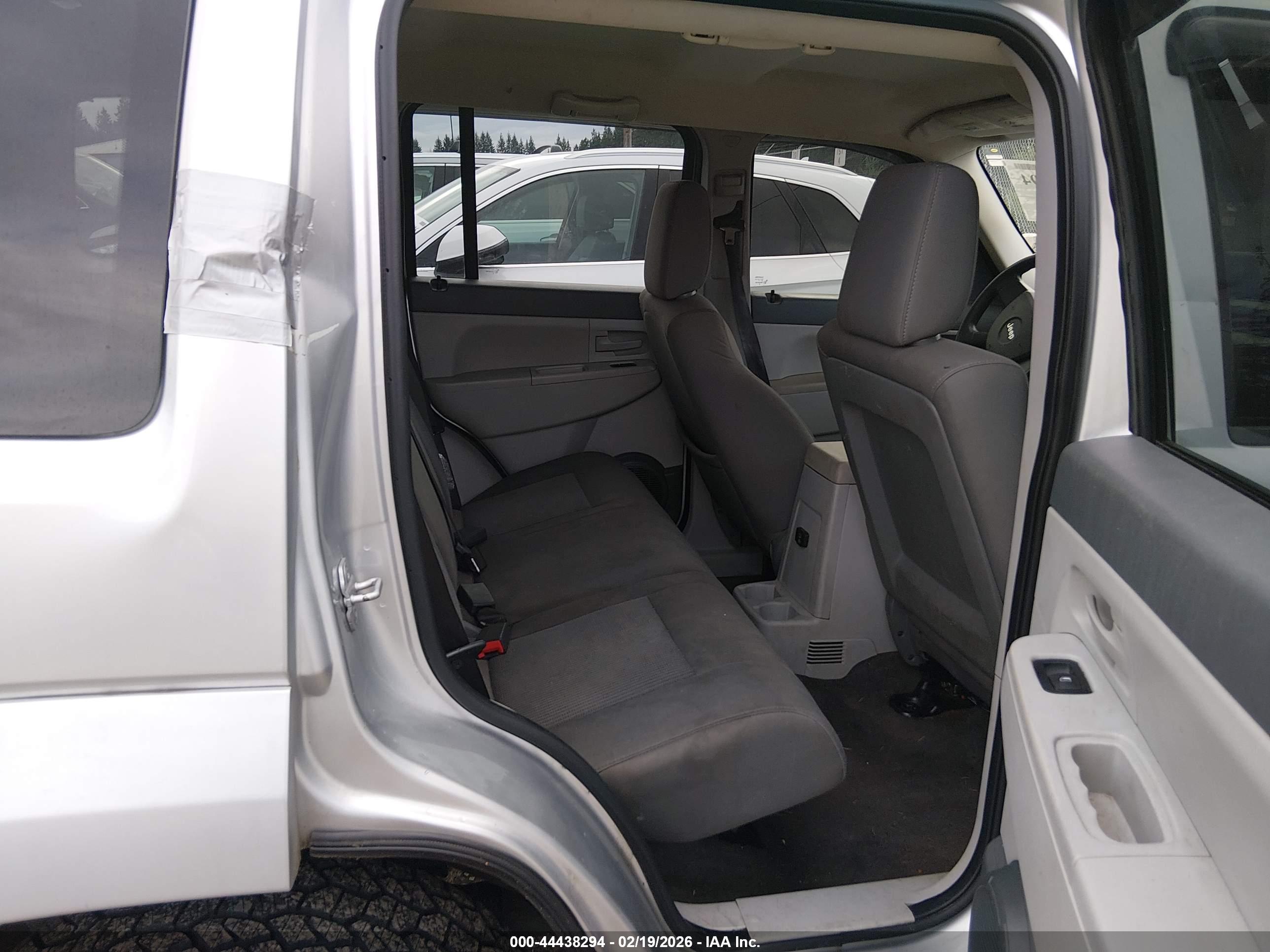 JEEP LIBERTY image 8