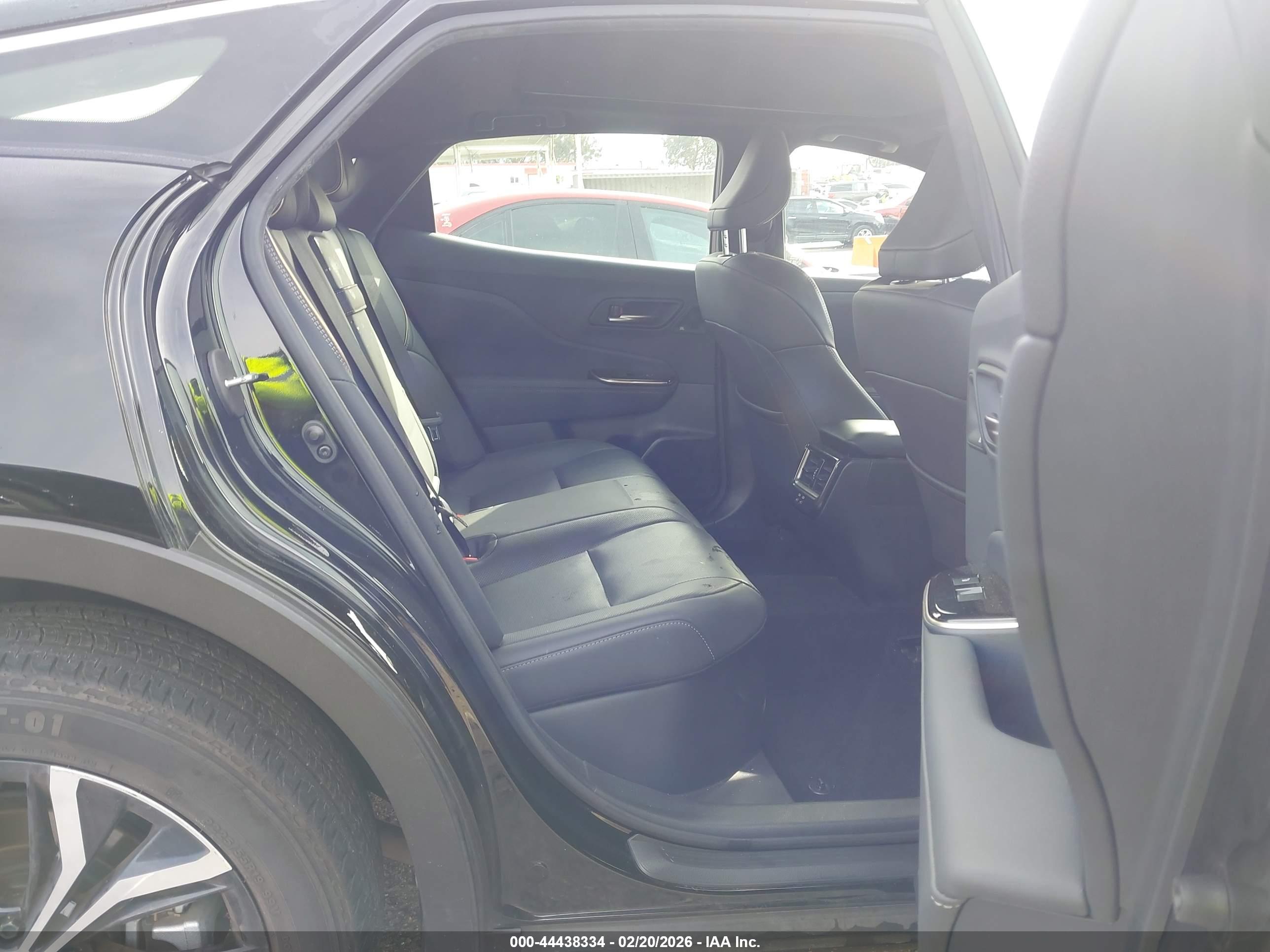 TOYOTA CROWN image 8