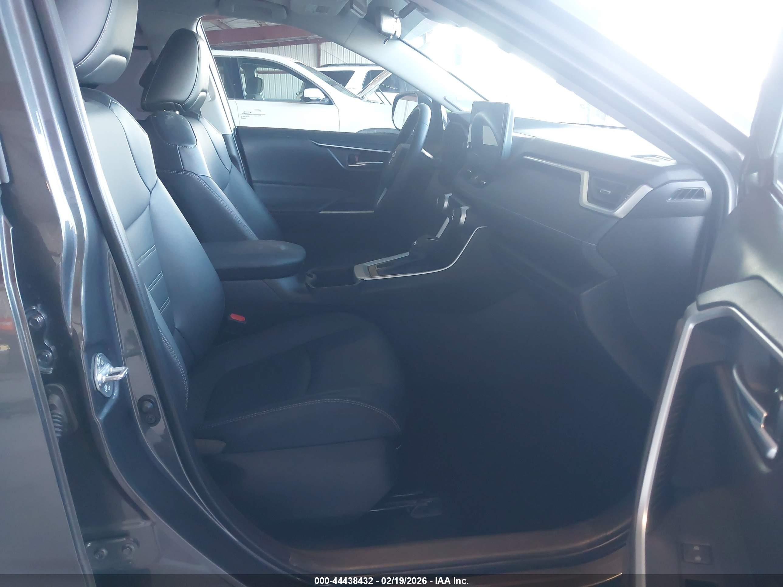 TOYOTA RAV4 image 5