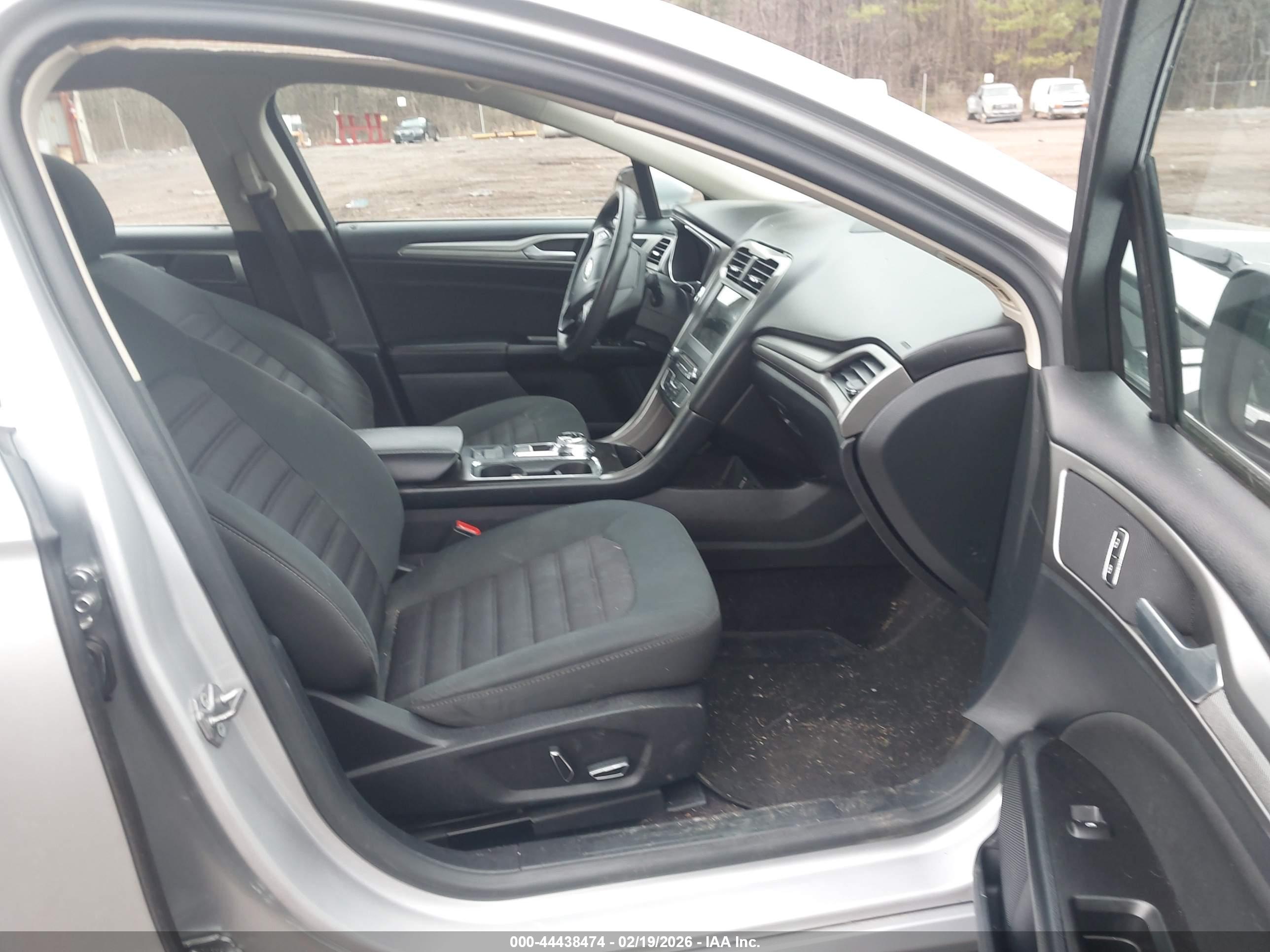 FORD FUSION image 5