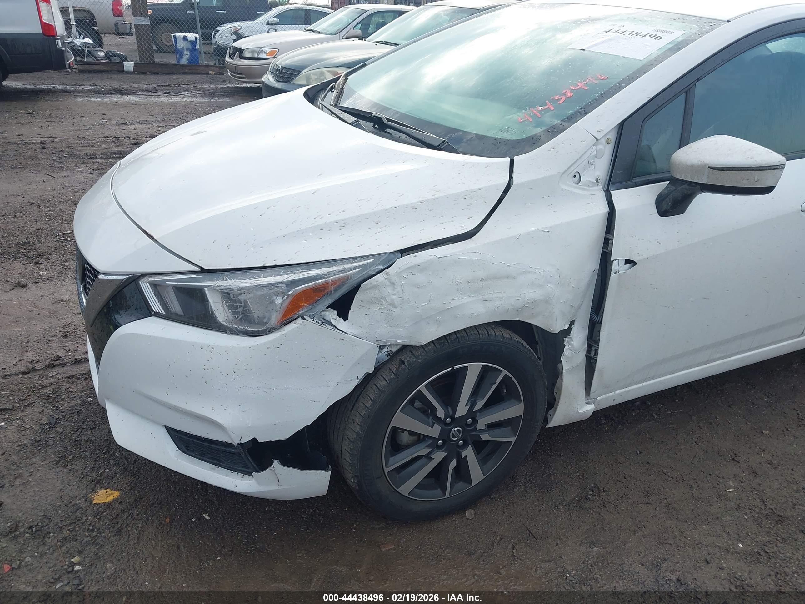 NISSAN VERSA image 6