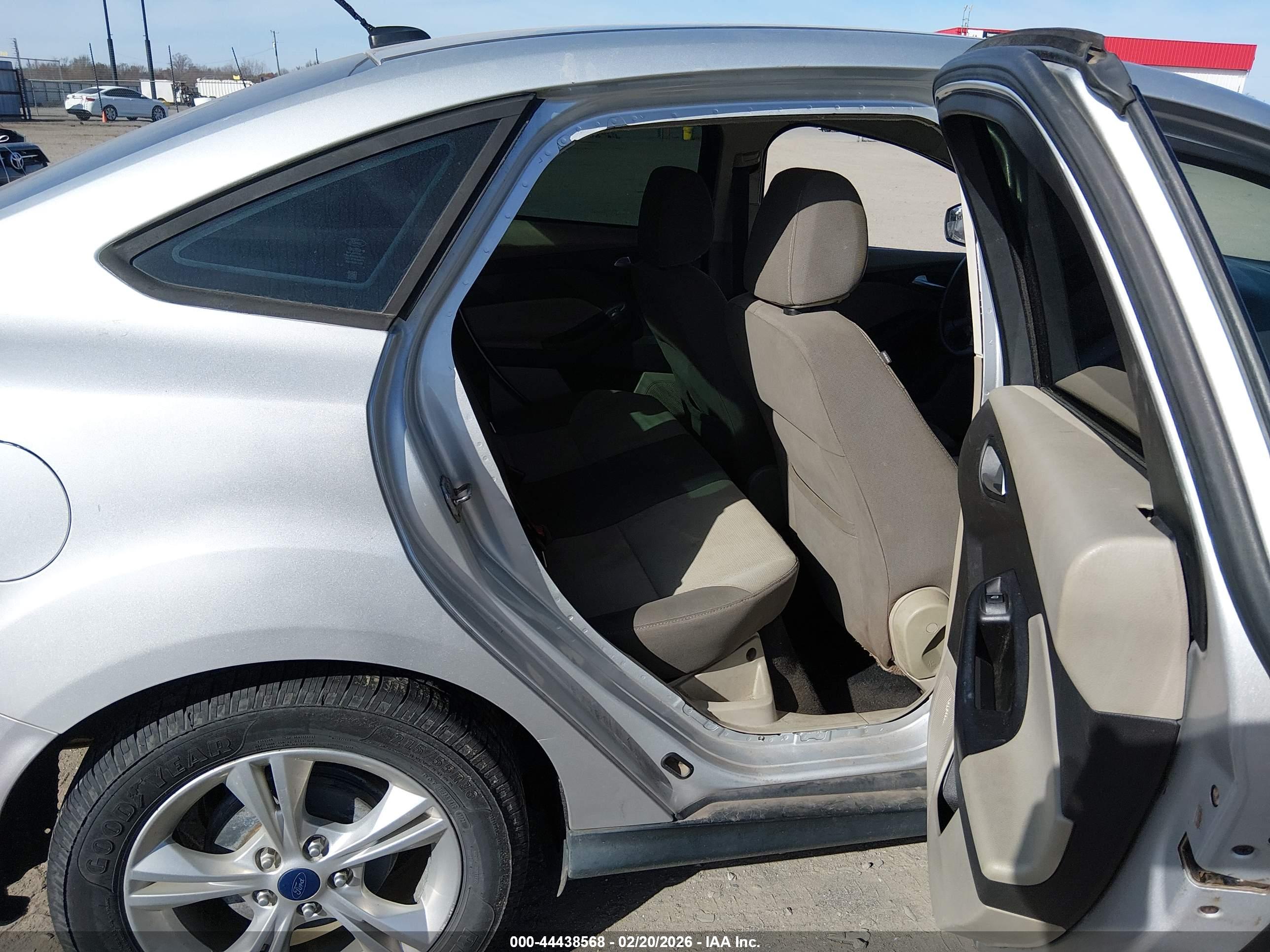 FORD FOCUS image 8