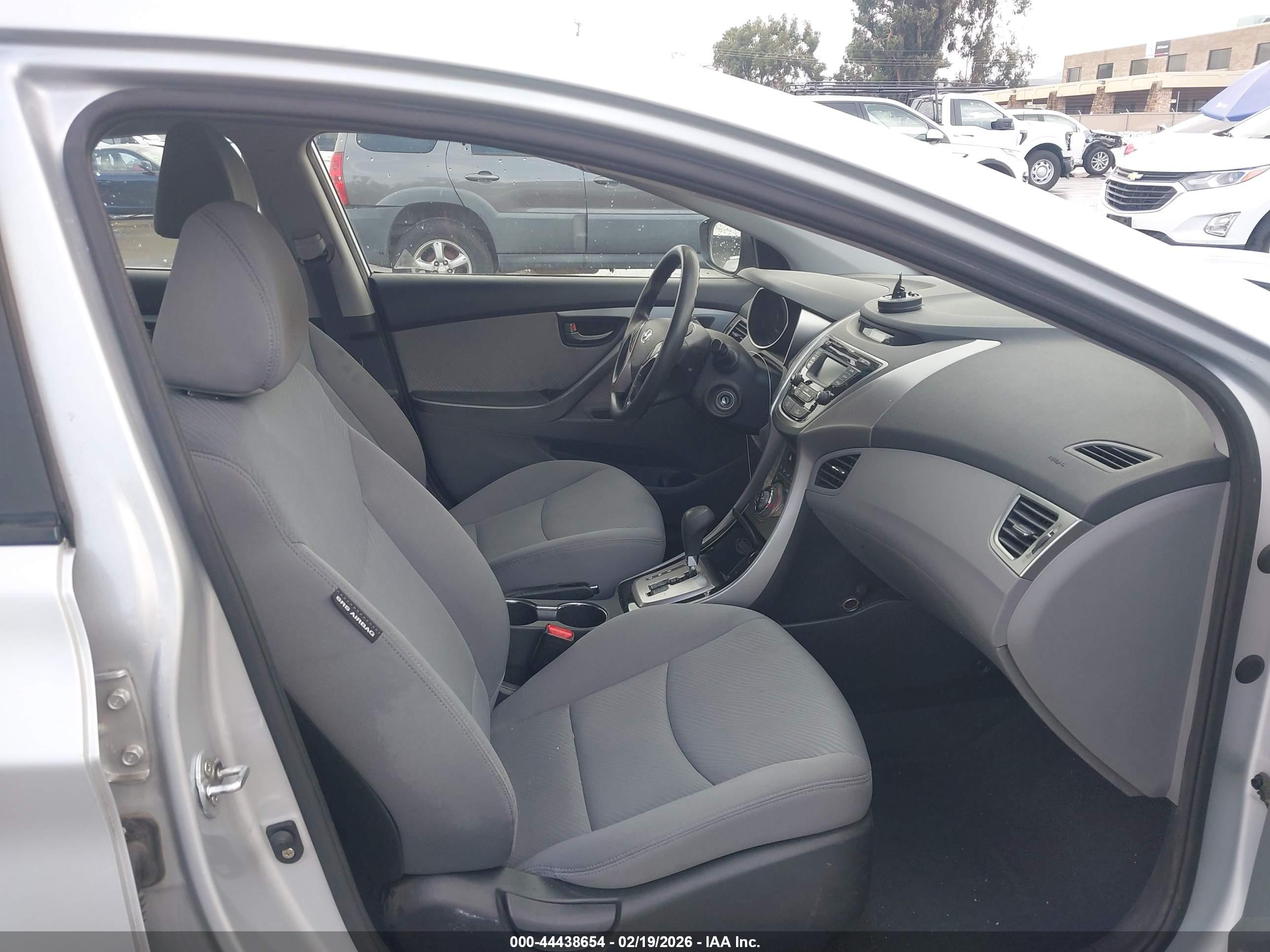 HYUNDAI ELANTRA image 5