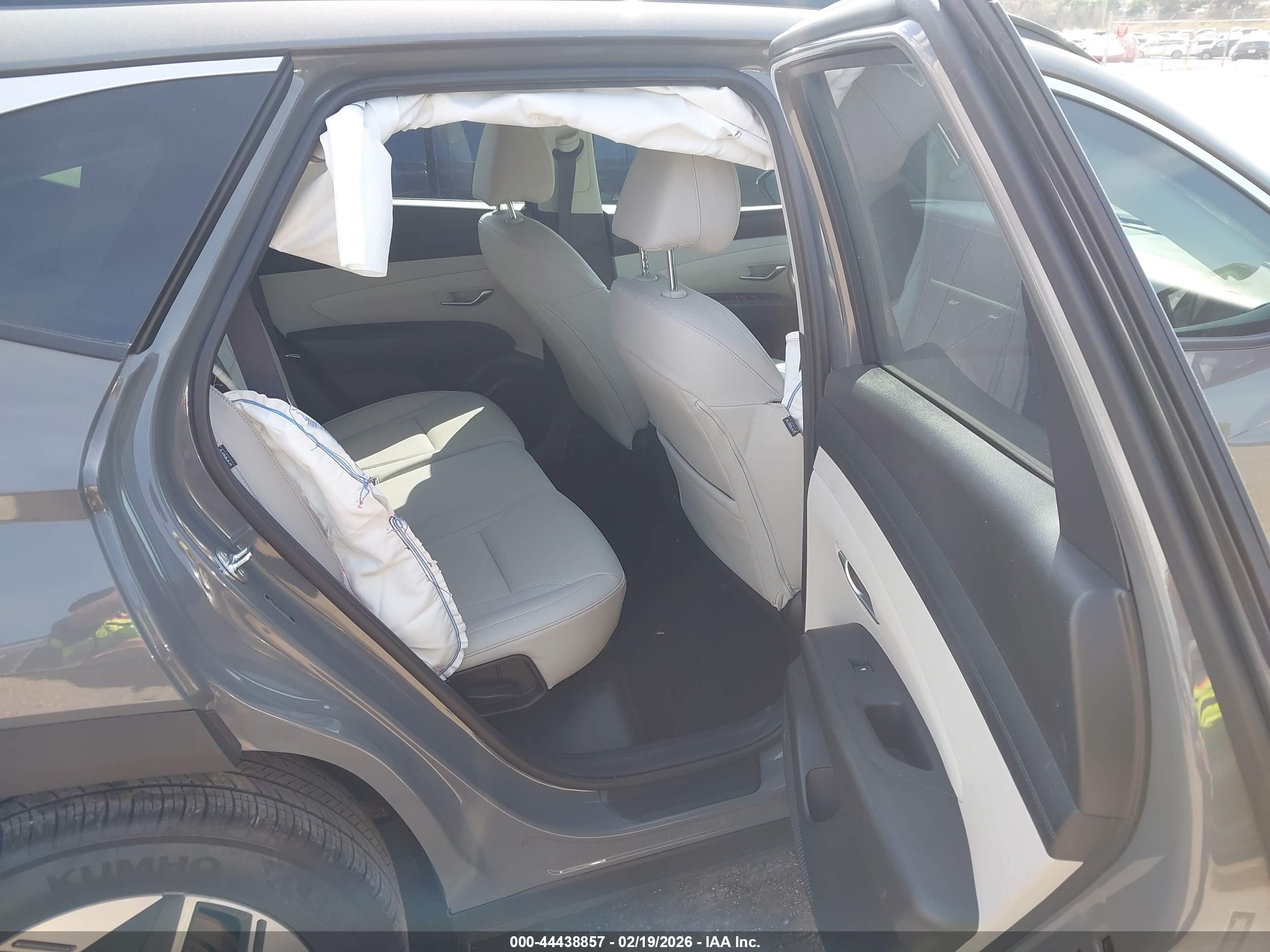 HYUNDAI TUCSON image 8
