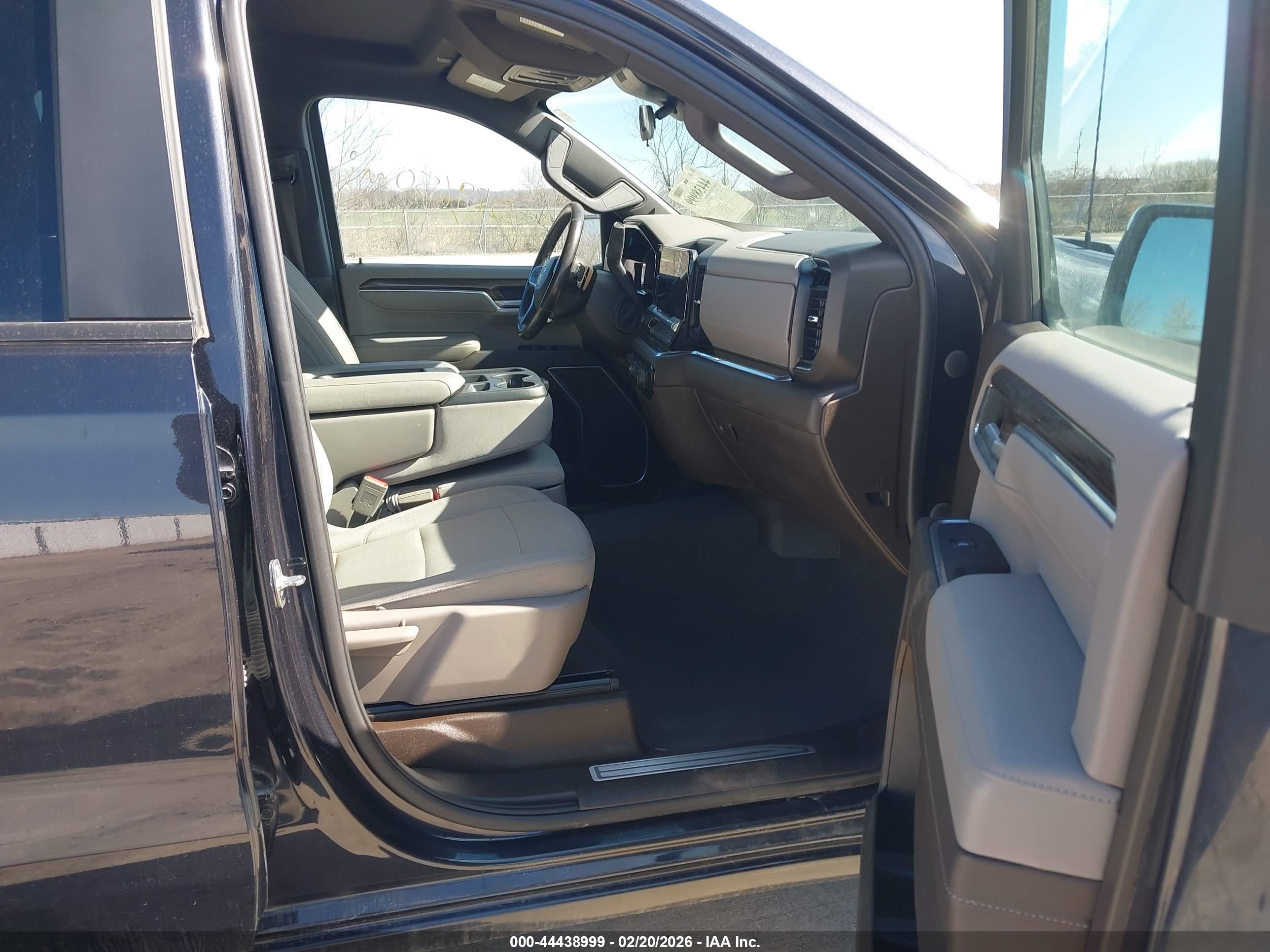 CHEVROLET SILVERADO image 5