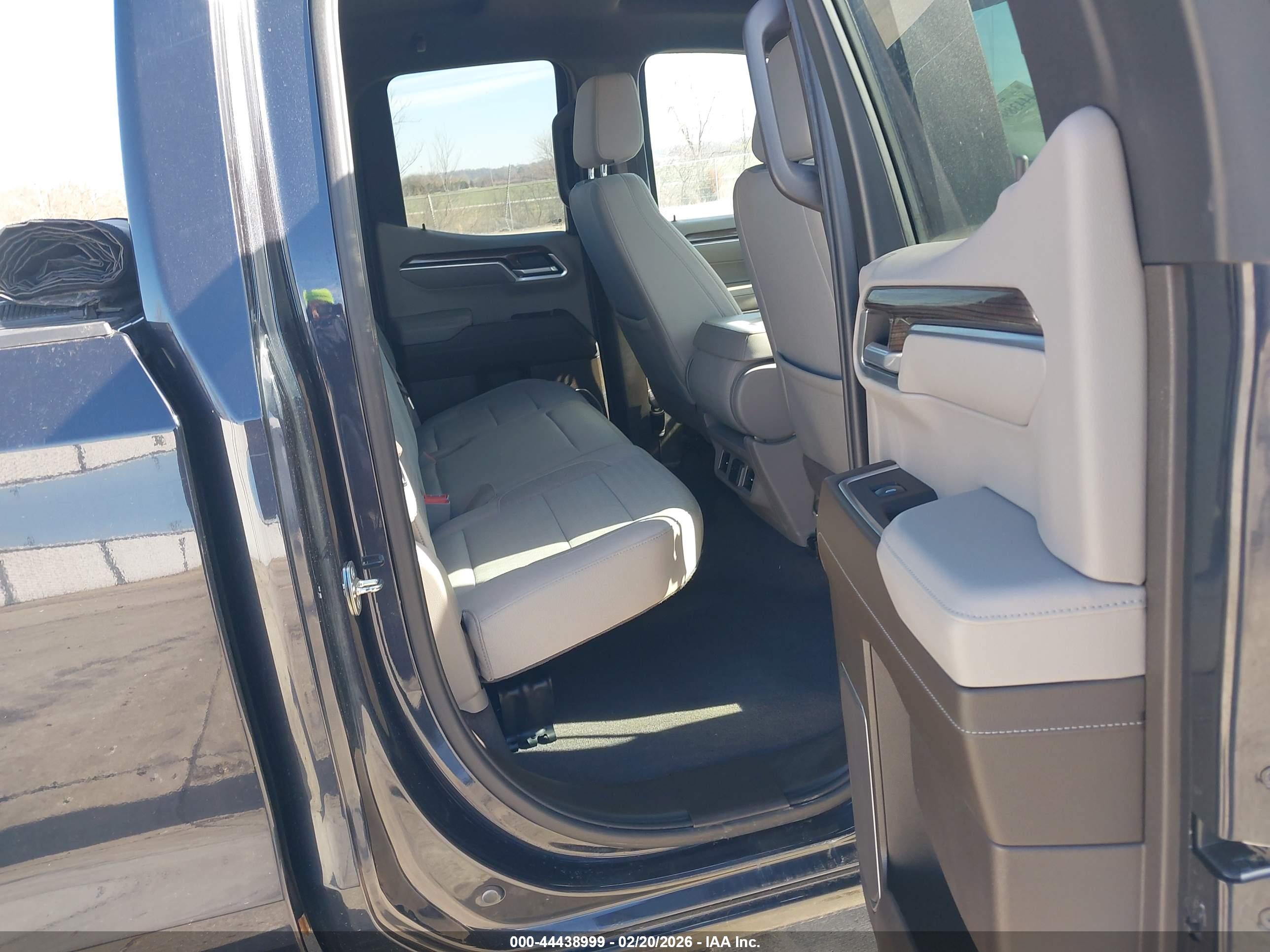 CHEVROLET SILVERADO image 8