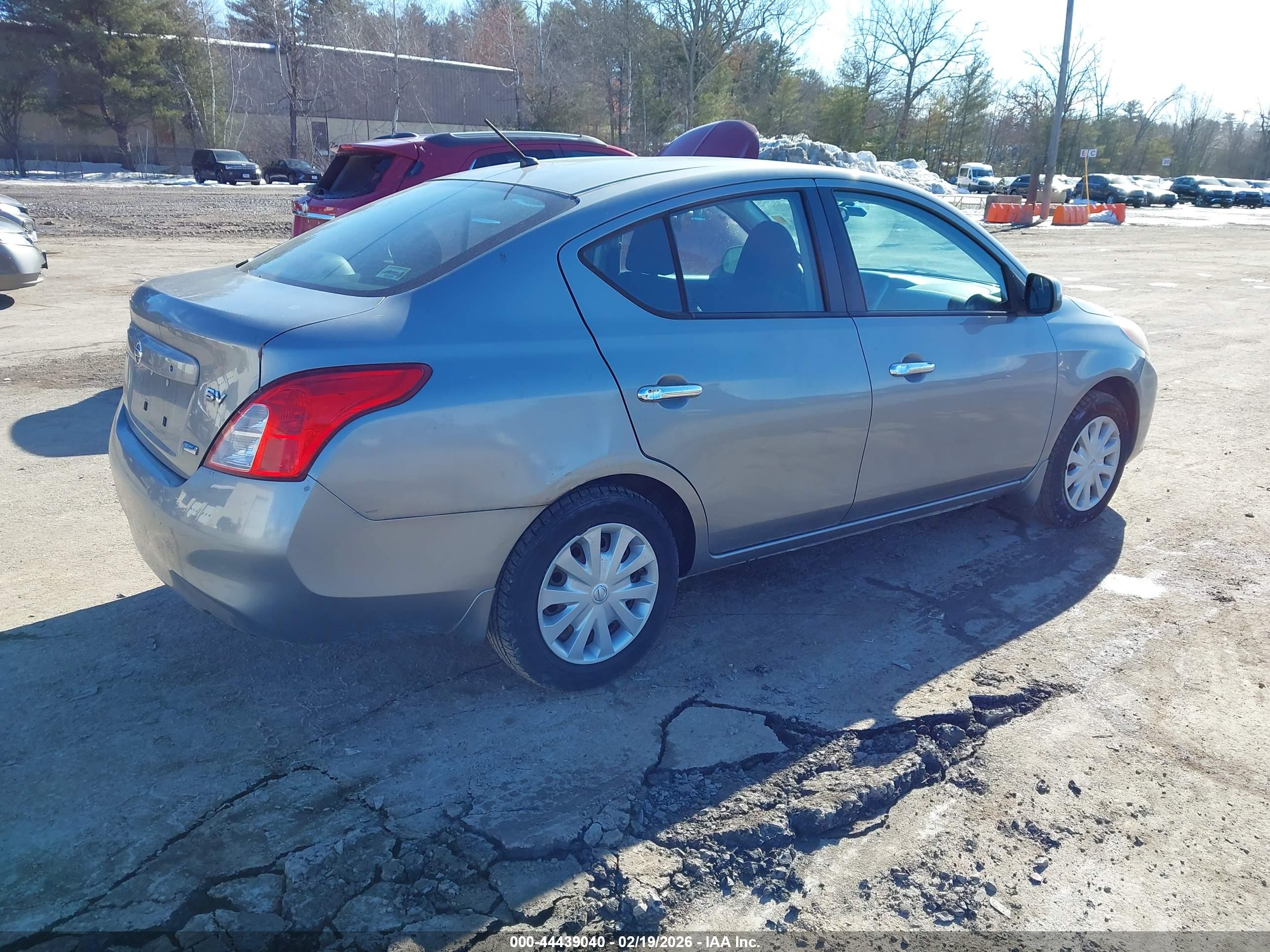 NISSAN VERSA image 4