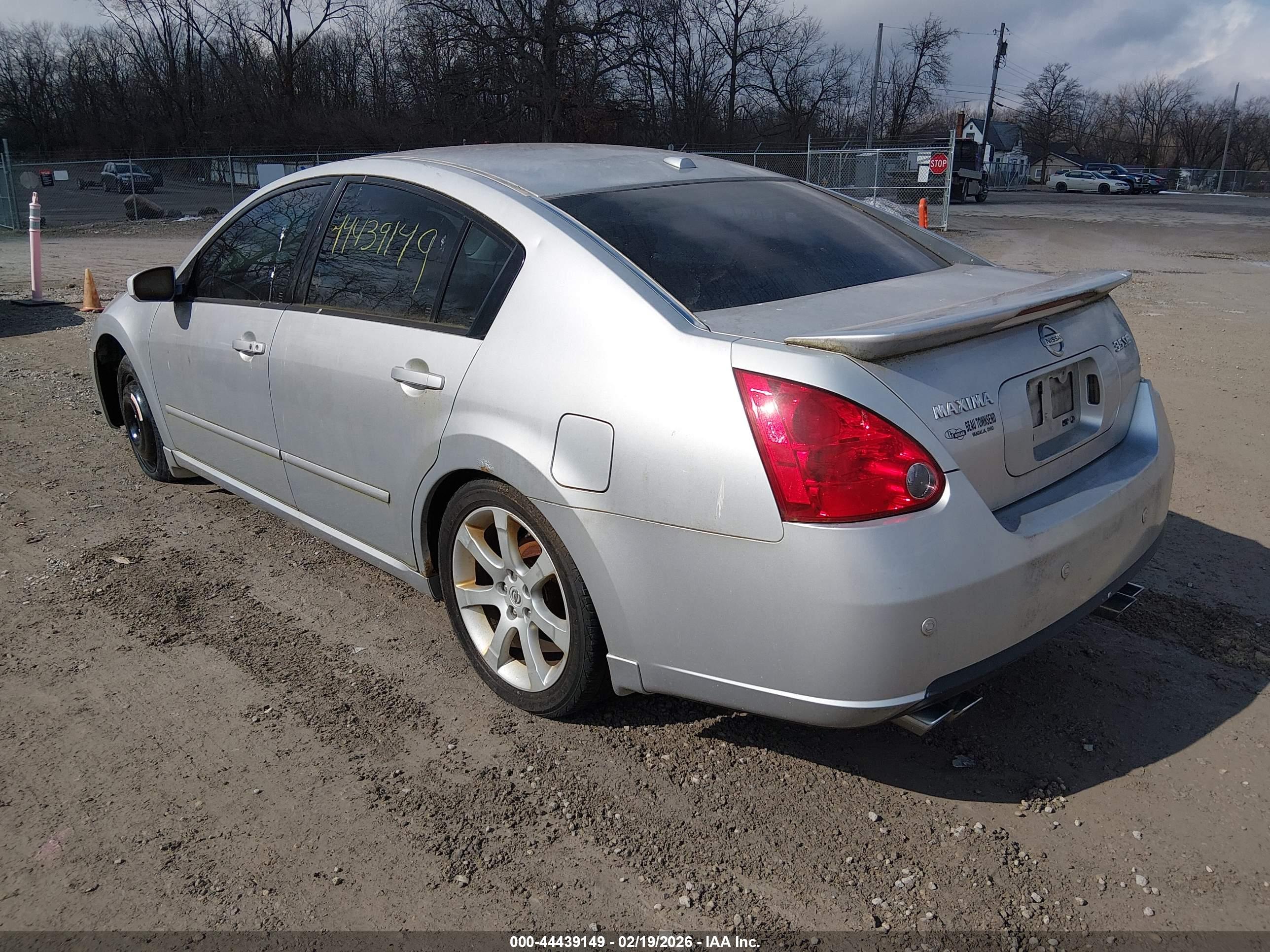 NISSAN MAXIMA image 3