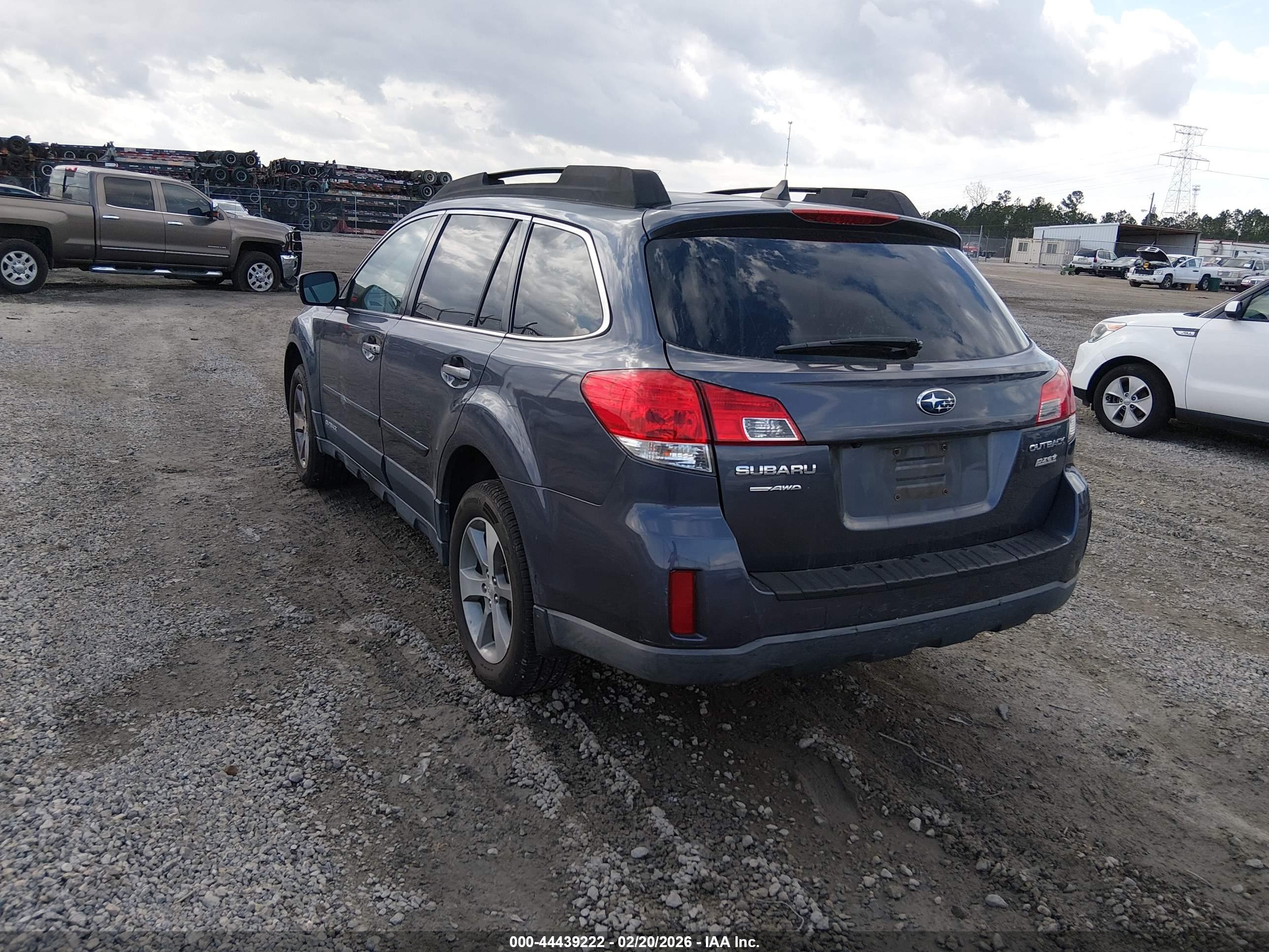 SUBARU OUTBACK image 3