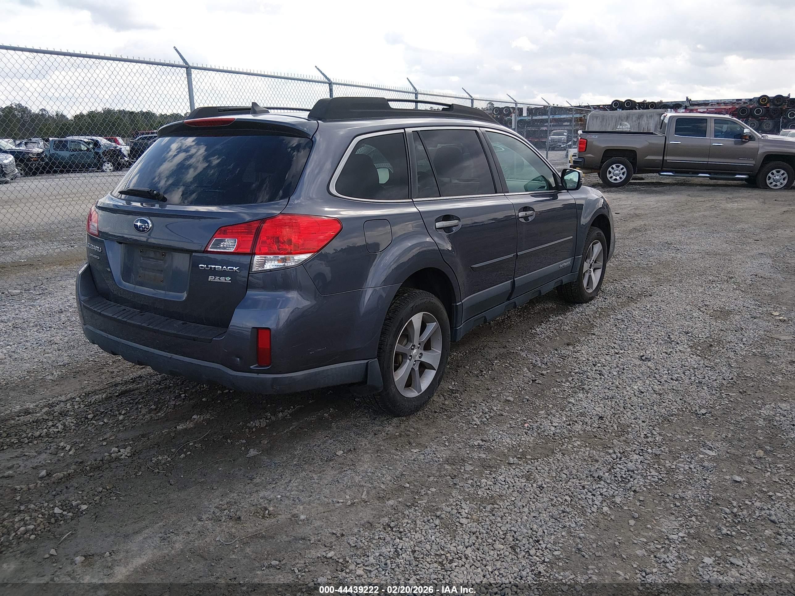 SUBARU OUTBACK image 4