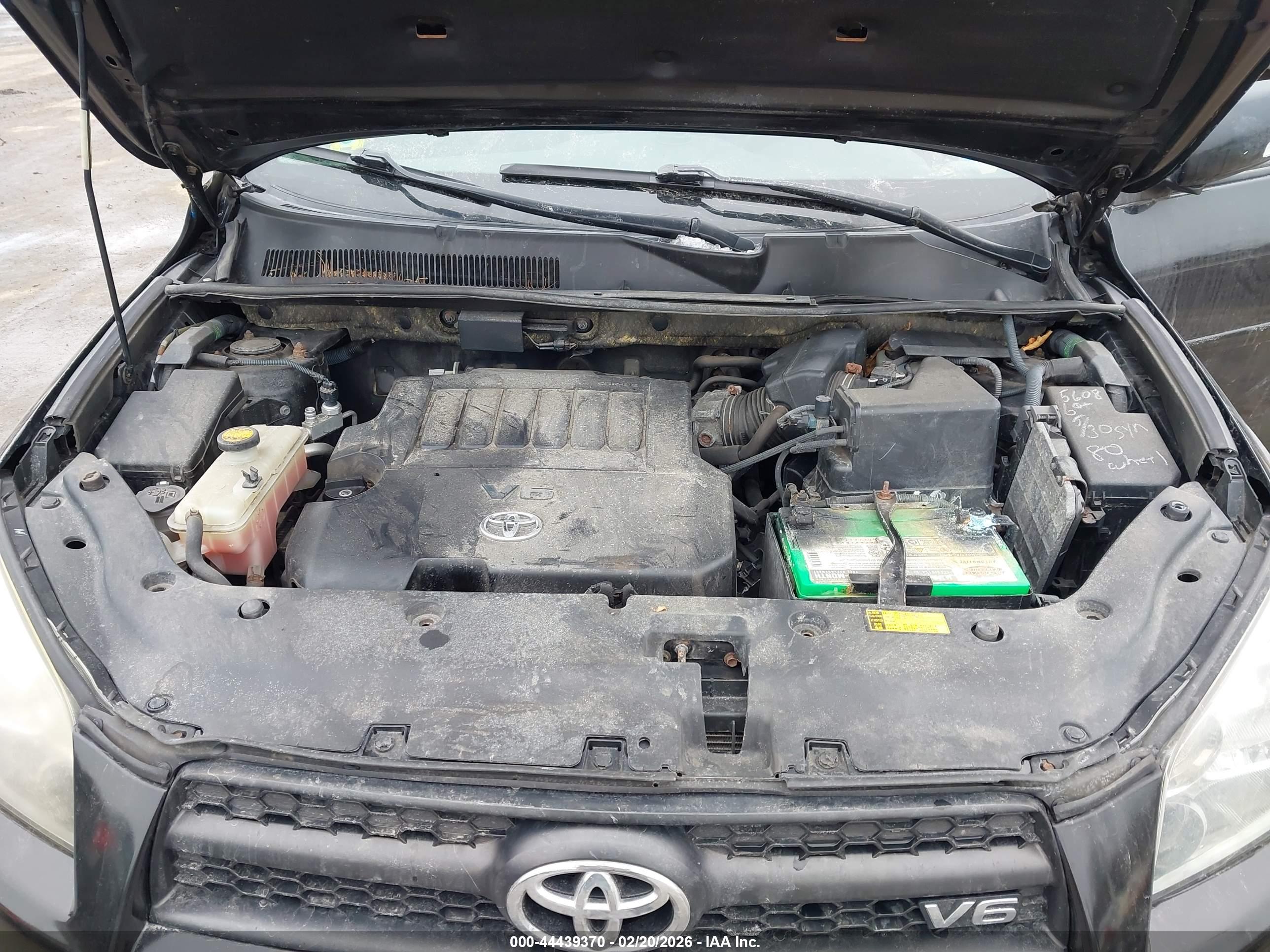 TOYOTA RAV4 image 10