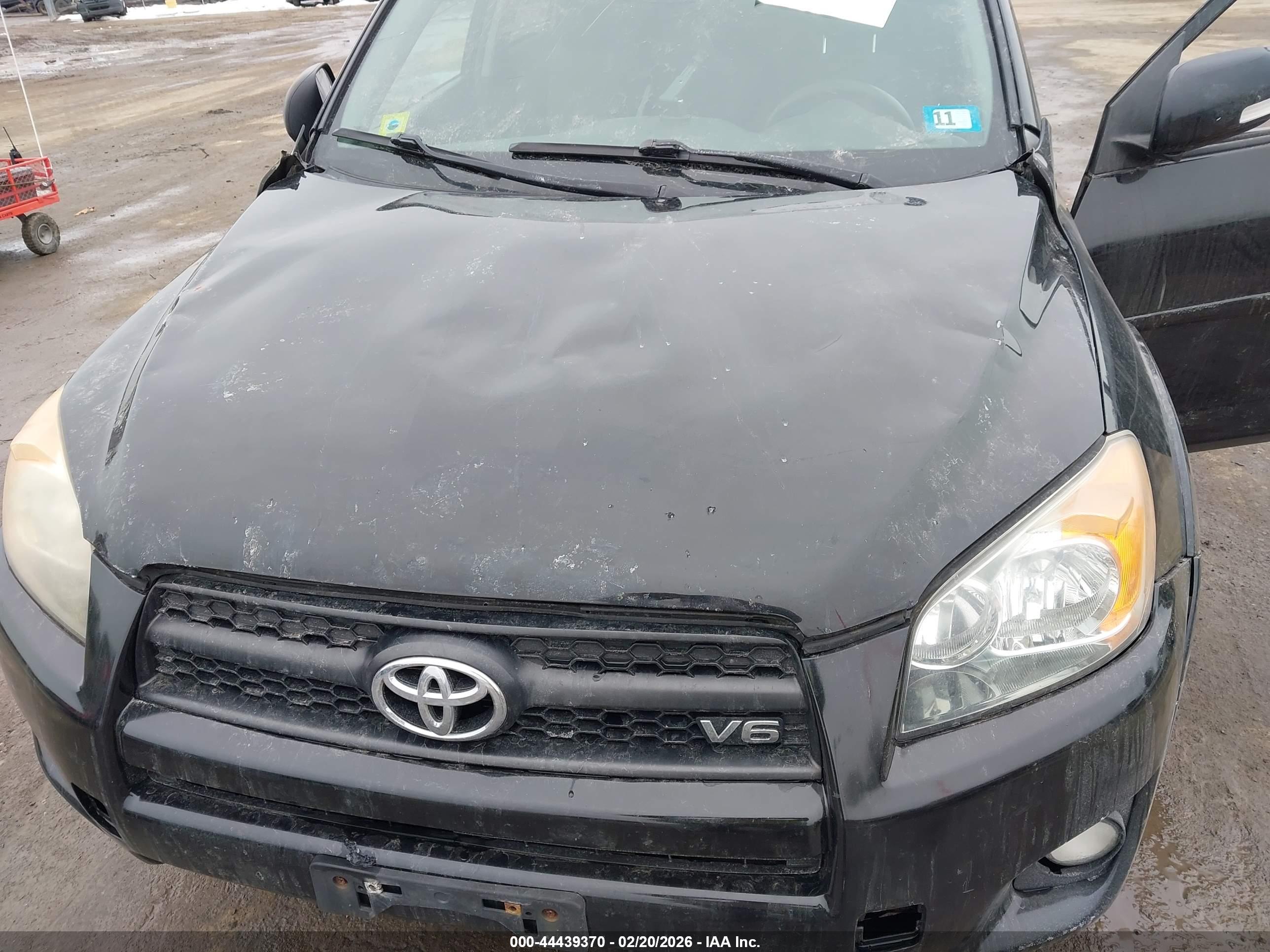 TOYOTA RAV4 image 6