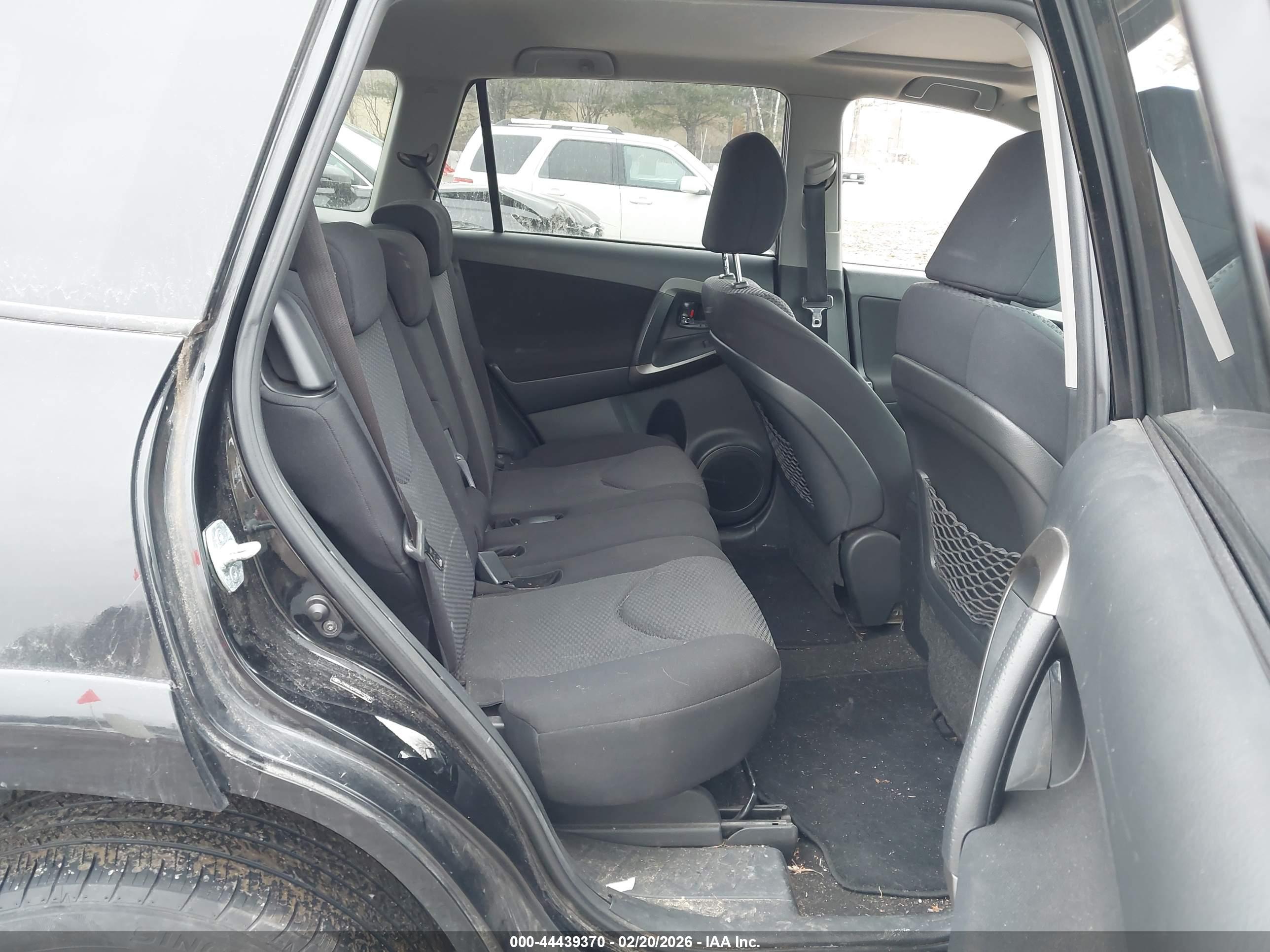 TOYOTA RAV4 image 8