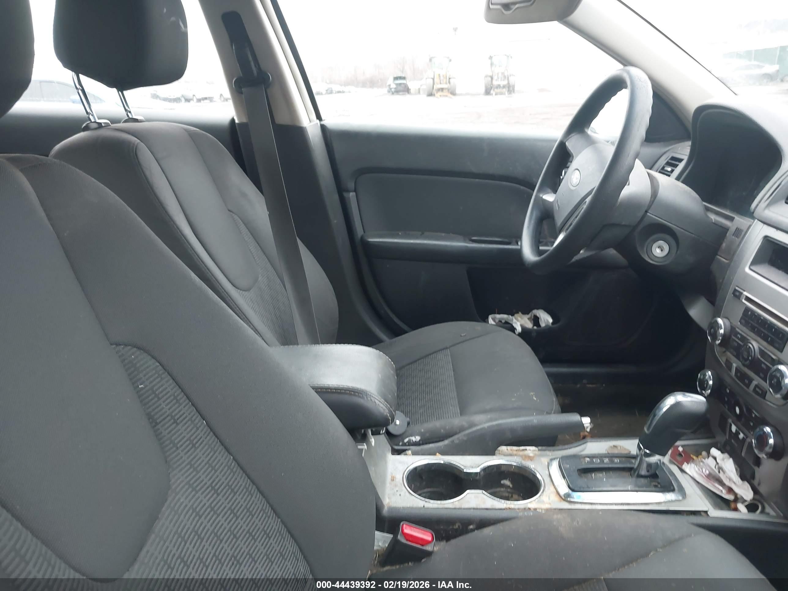 FORD FUSION image 5