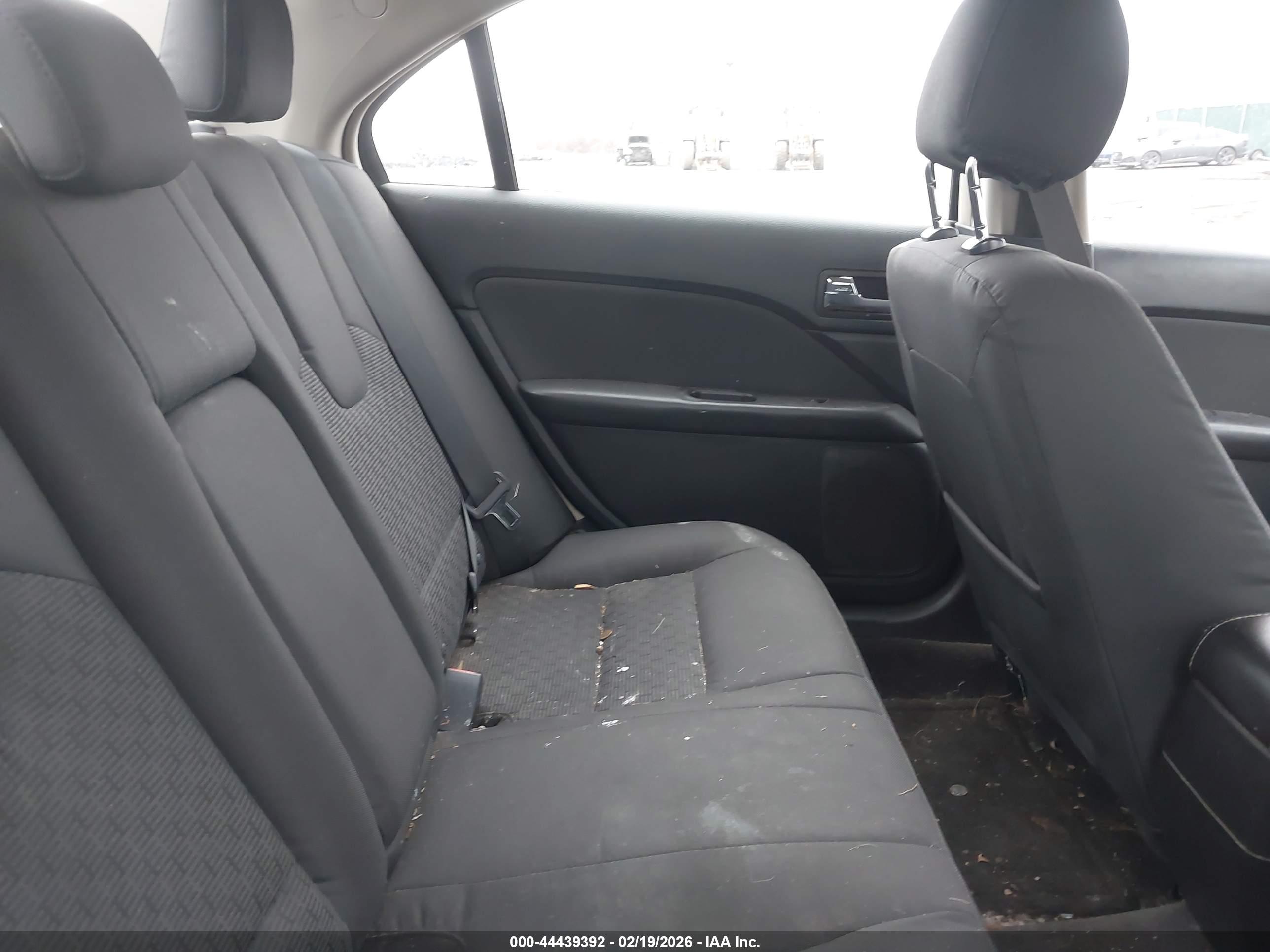 FORD FUSION image 8