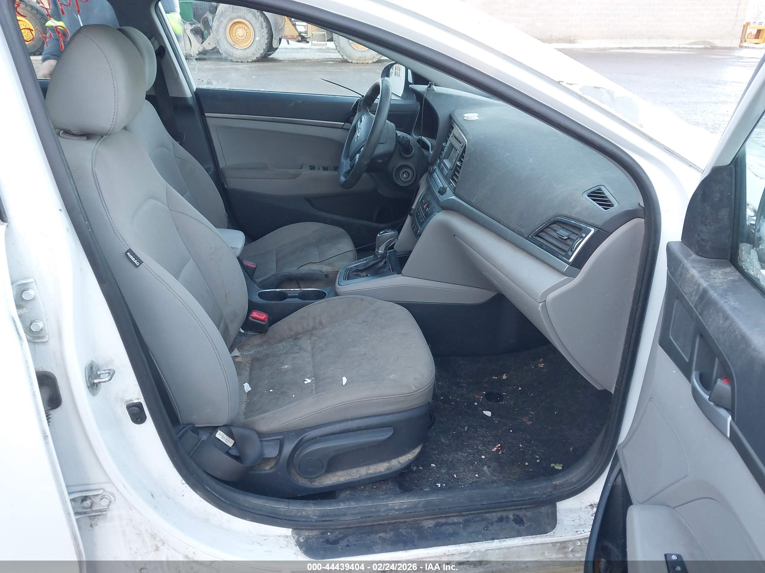 HYUNDAI ELANTRA image 5