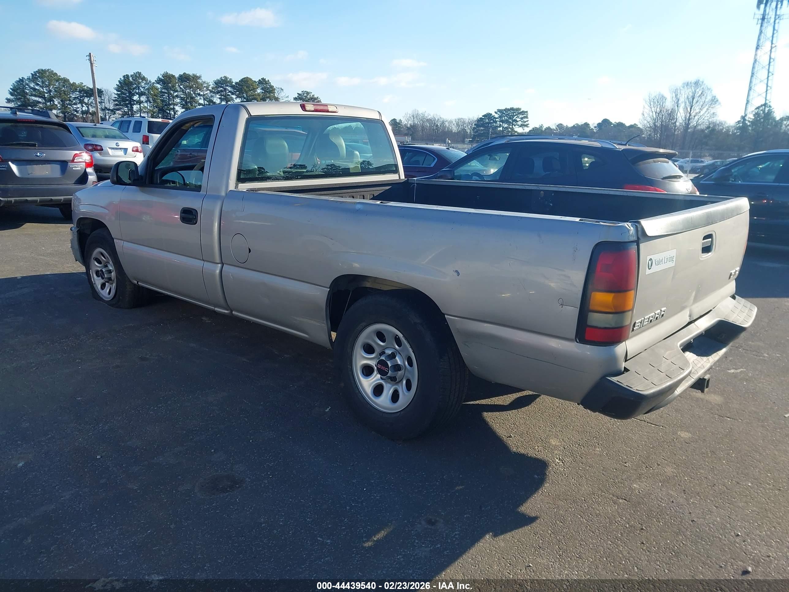 GMC SIERRA image 3