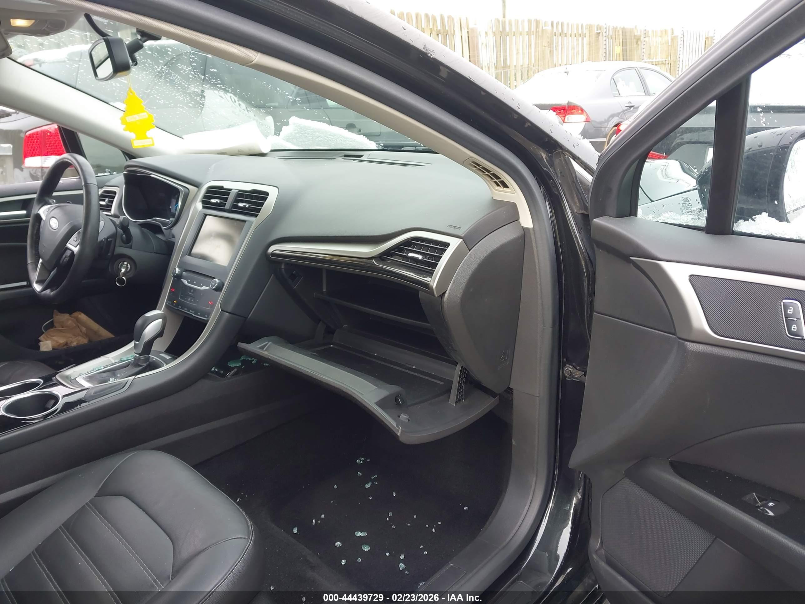 FORD FUSION image 5