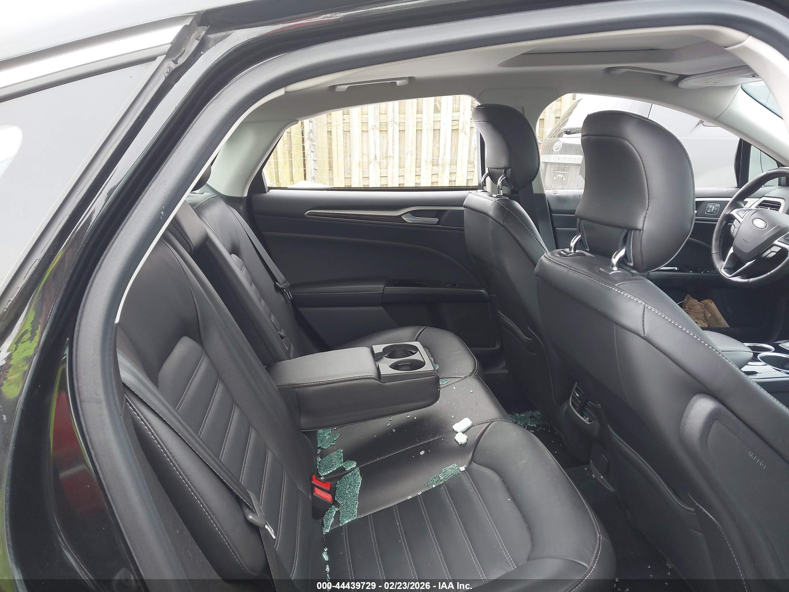FORD FUSION image 8